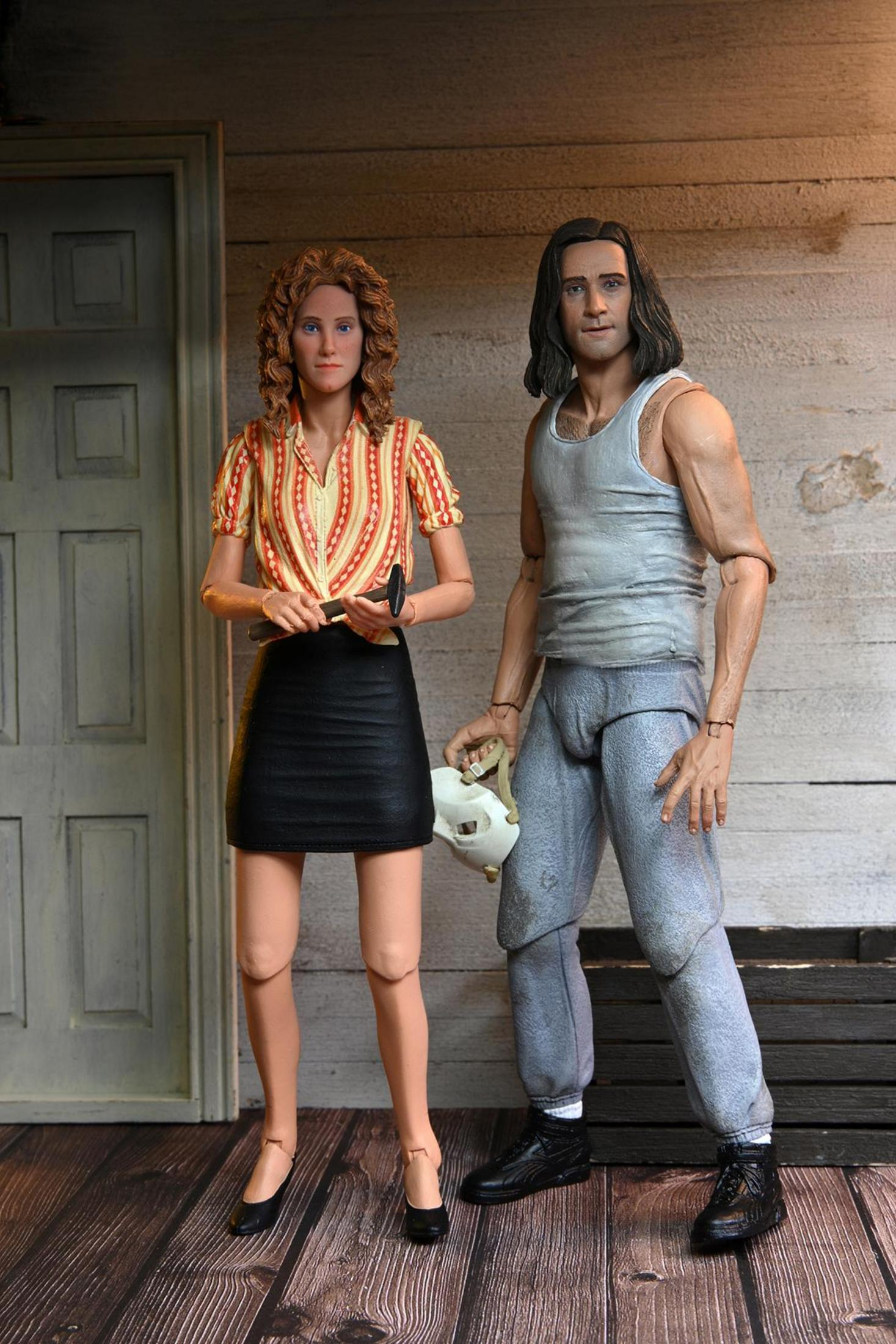 Zwei Figuren, eine Frau mit Rock und ein Mann mit Tanktop, stehen auf Holzfußboden.