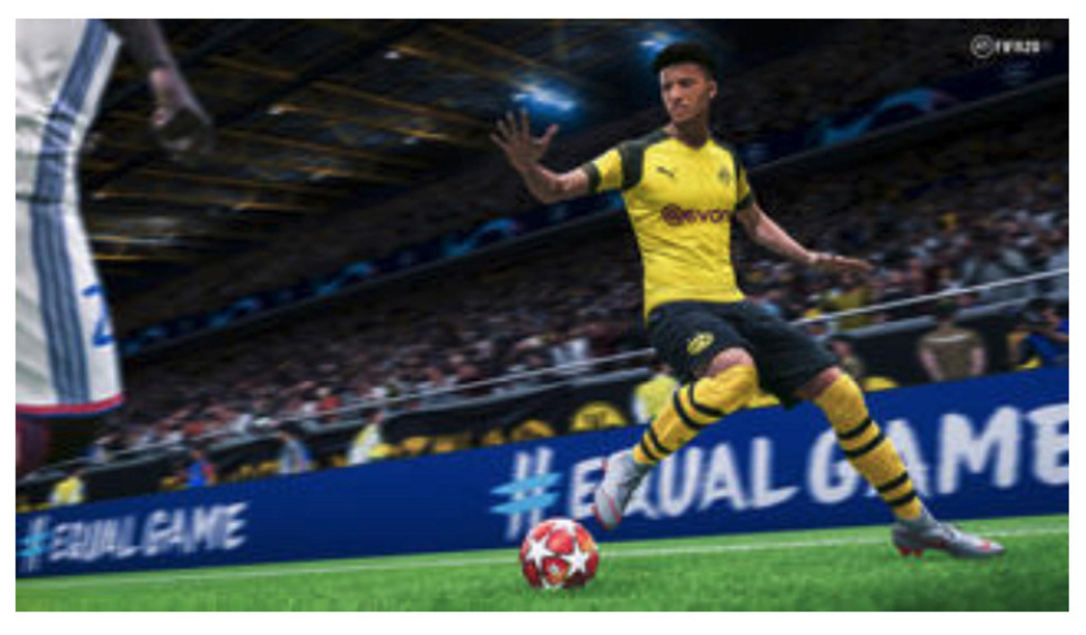 Fußballspieler in gelber Uniform, der einen Ball auf einem grünen Feld tritt, Stadionhintergrund.
