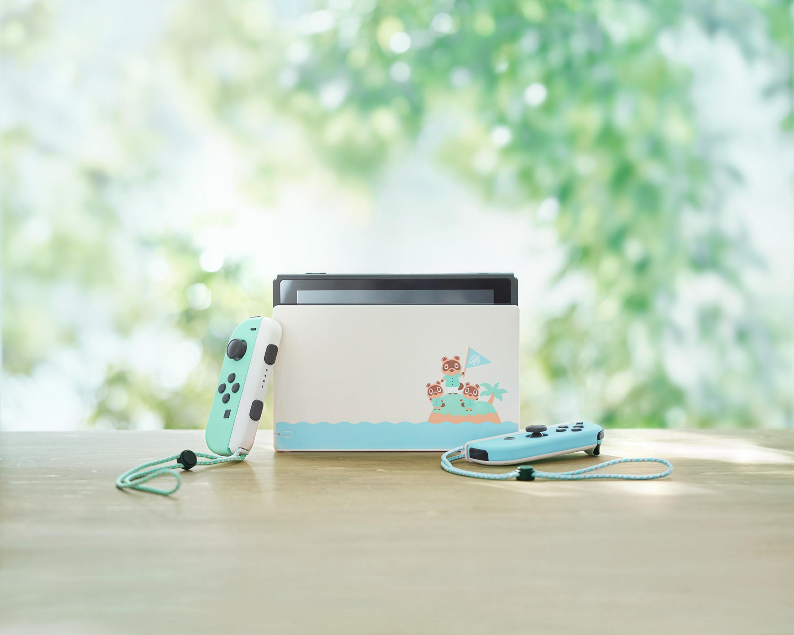 Nintendo Switch Konsole und Controller, hellblau und weiß, mit Animal Crossing-Thema. Grüner Hintergrund.
