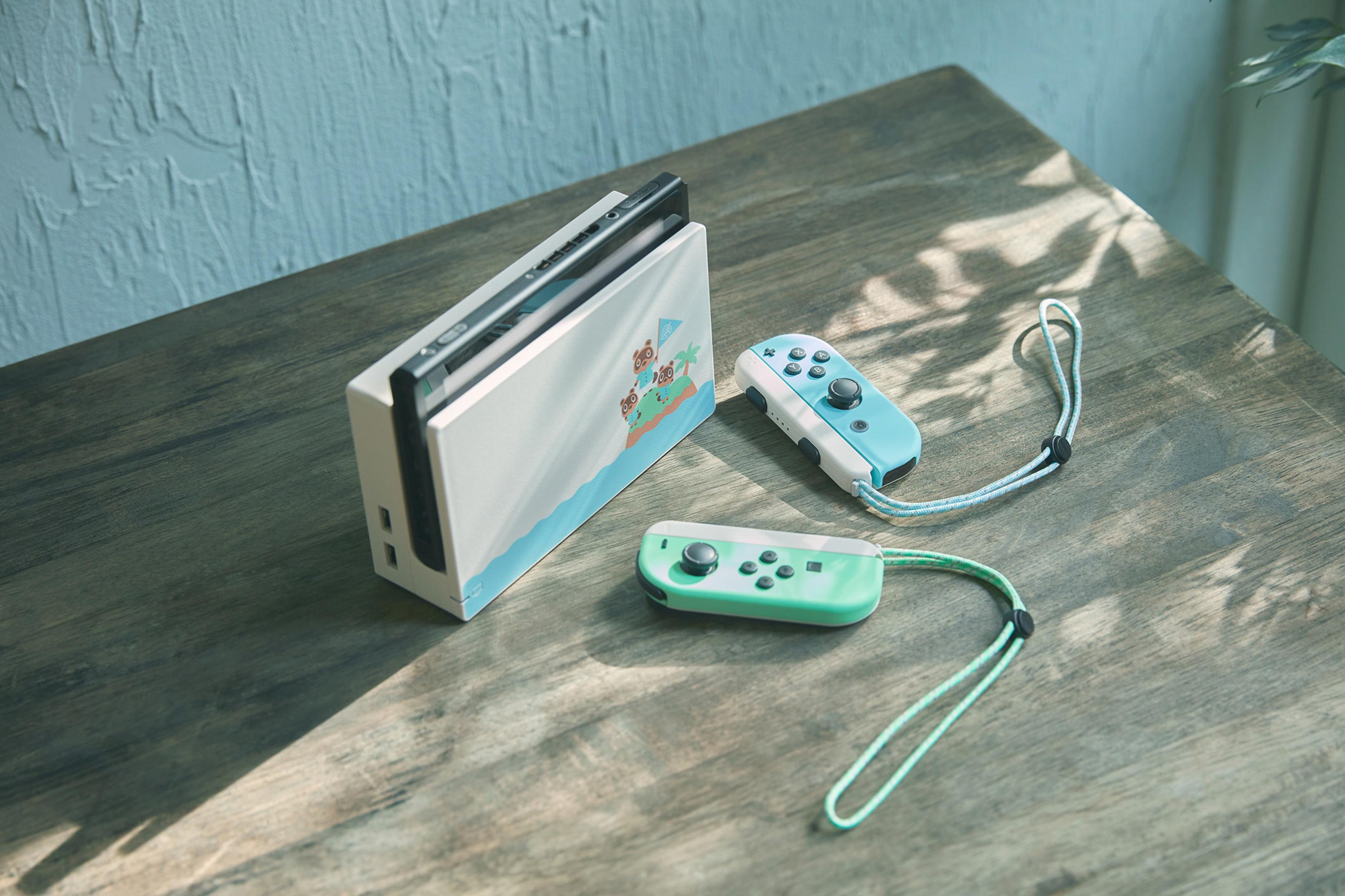 Nintendo Switch Konsole mit Animal Crossing Design, zwei Controllern und einem Holztisch.