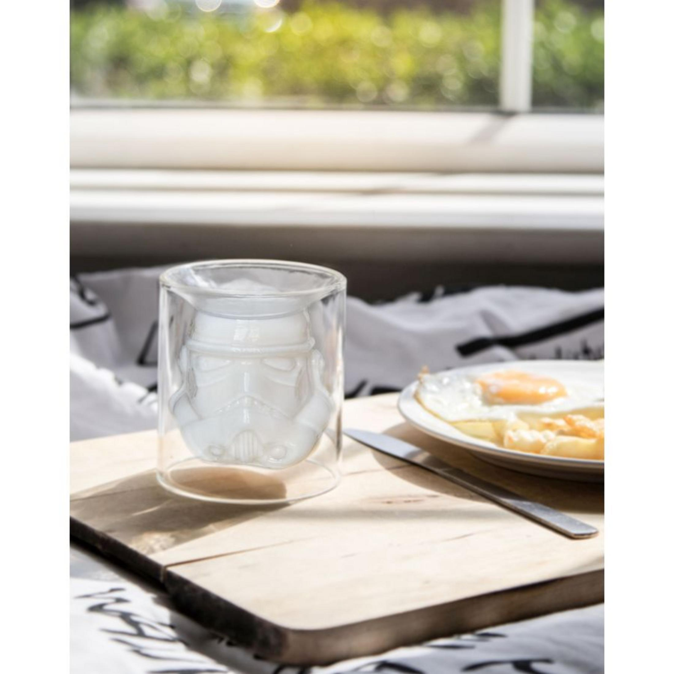 Glas mit Stormtrooper-Design und ein Teller mit Spiegeleiern.