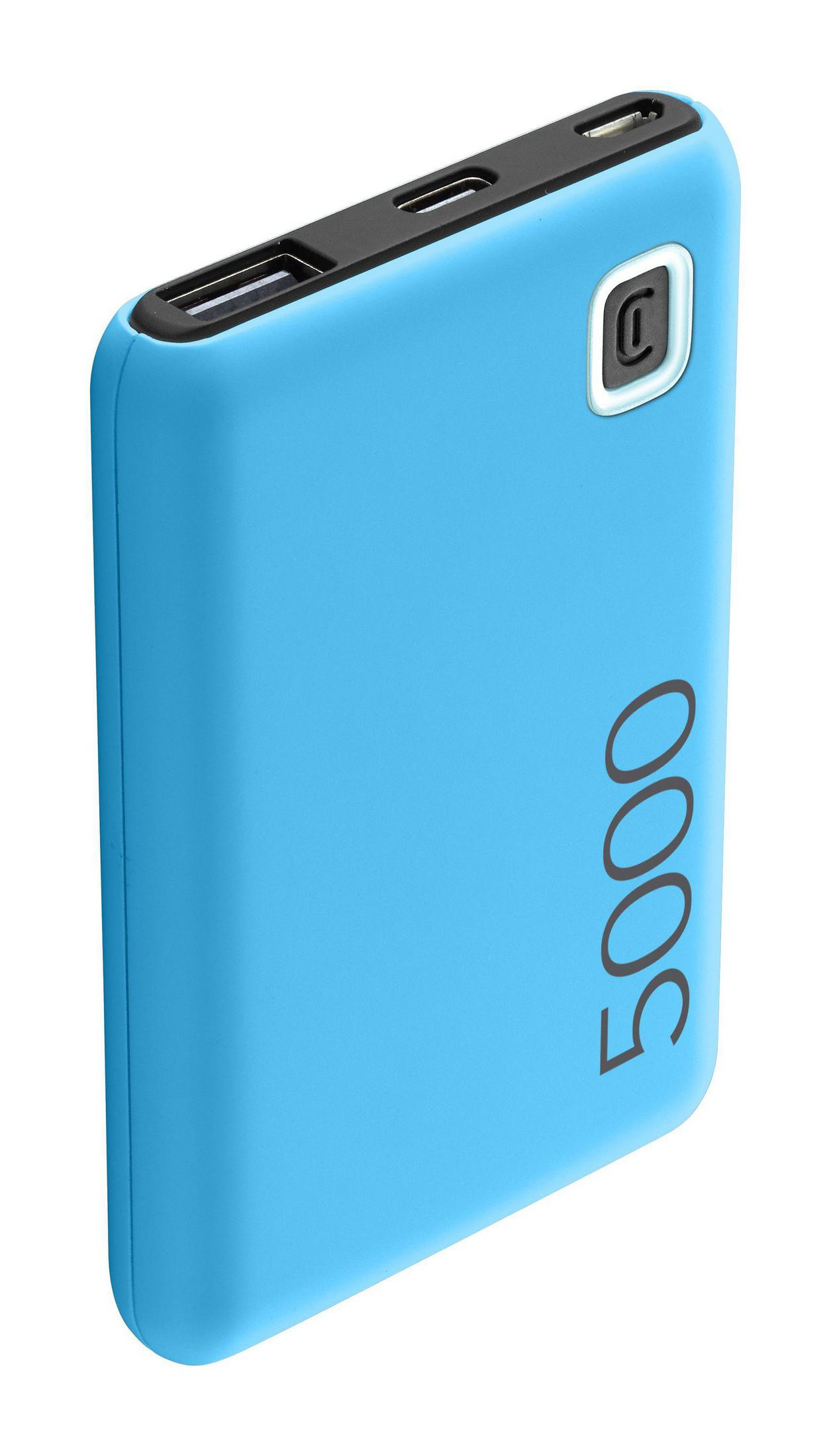 Un power bank blu chiaro 5000 con porte nere su sfondo bianco.