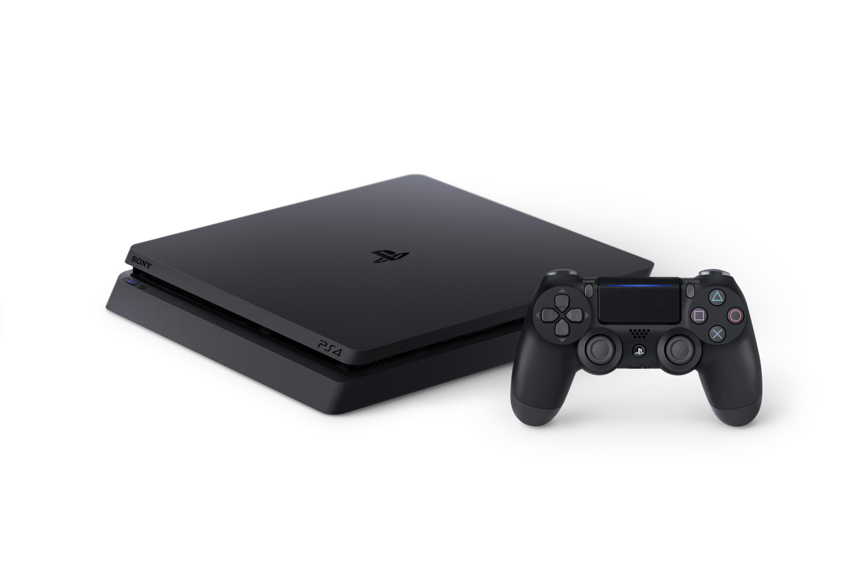 Czarna konsola Playstation 4 i czarny kontroler znajdują się na białej powierzchni. PS4 jest po lewej stronie.