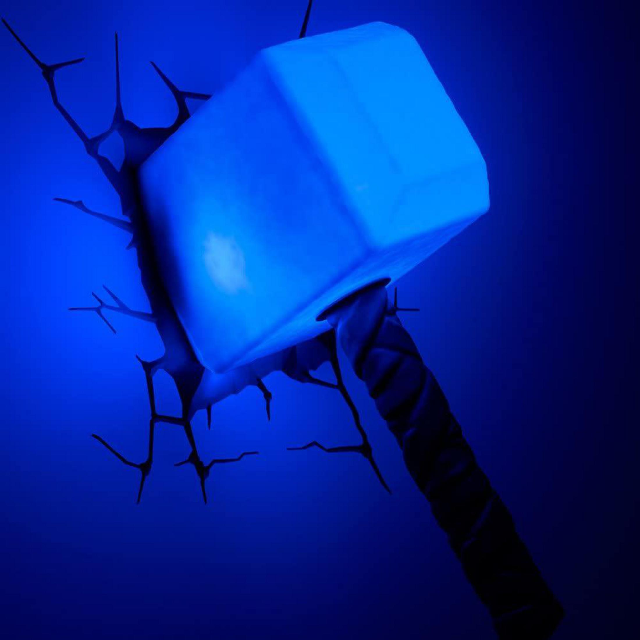 Thors Hammer in einer Wand. Blaues Licht geht aus. Dunkelblauer Hintergrund.