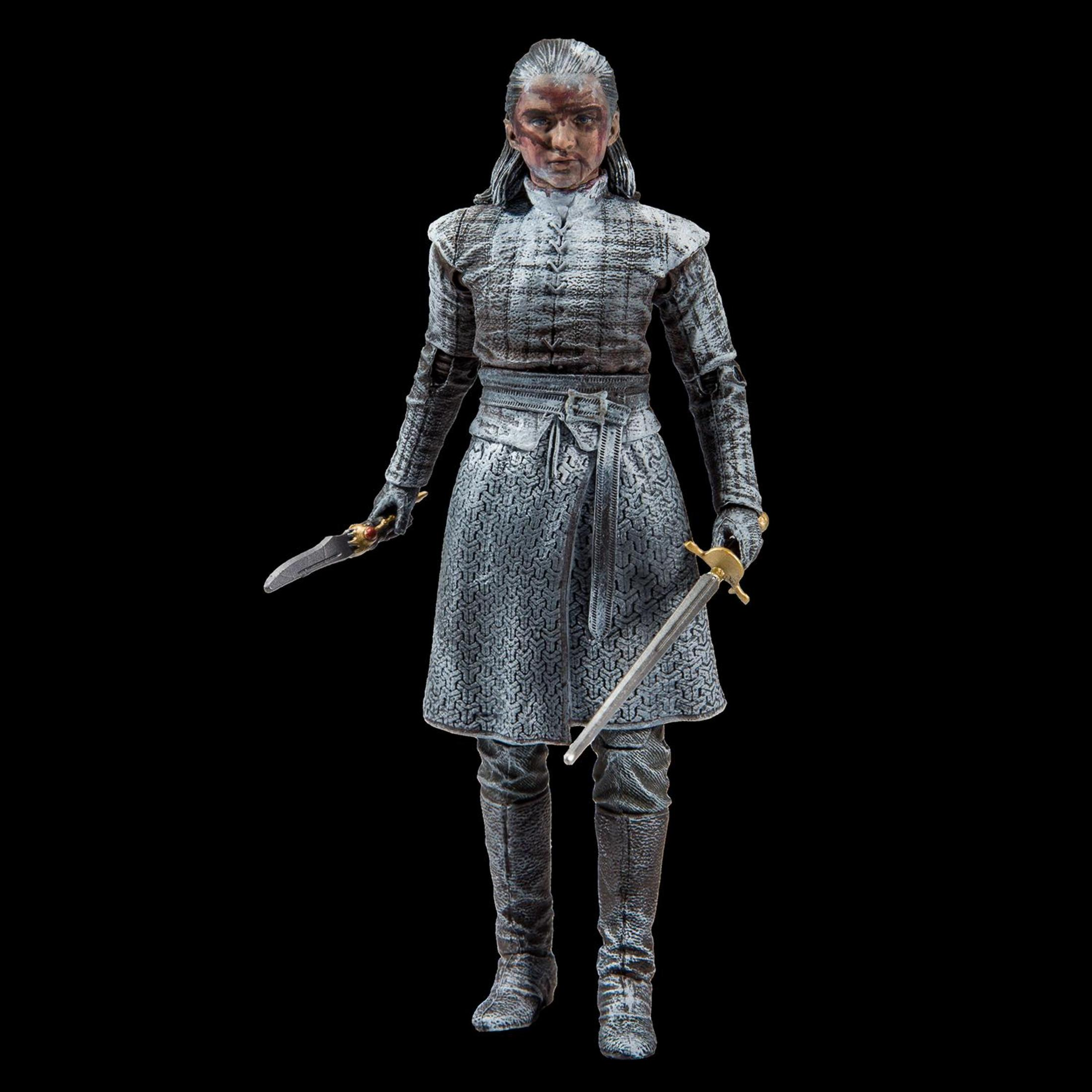 Eine weibliche Figur in grauer Kleidung, die ein Messer und ein Schwert hält, vor schwarzem Hintergrund.