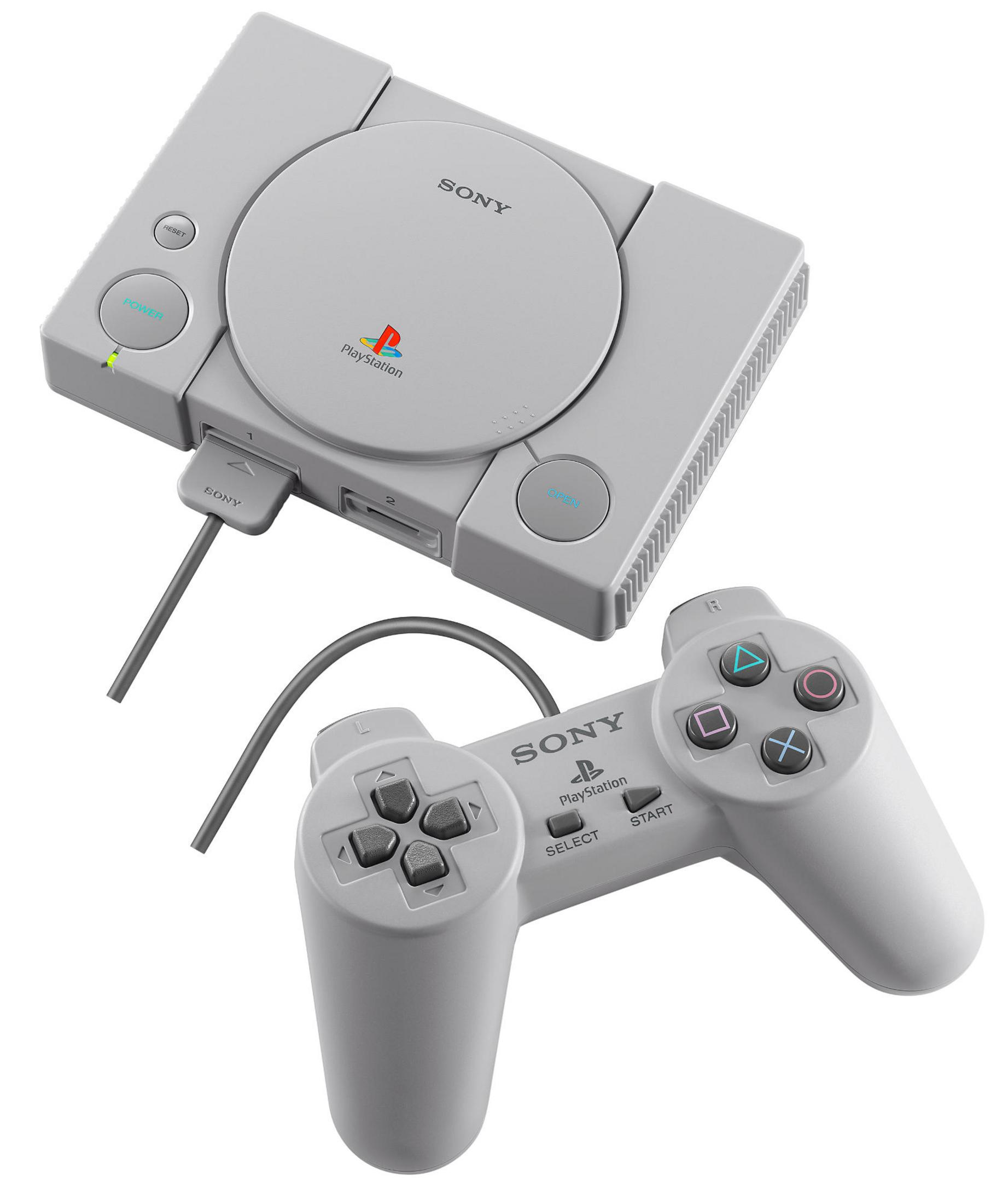 Szara konsola Playstation i kontroler na białym tle. Kontroler jest podłączony.