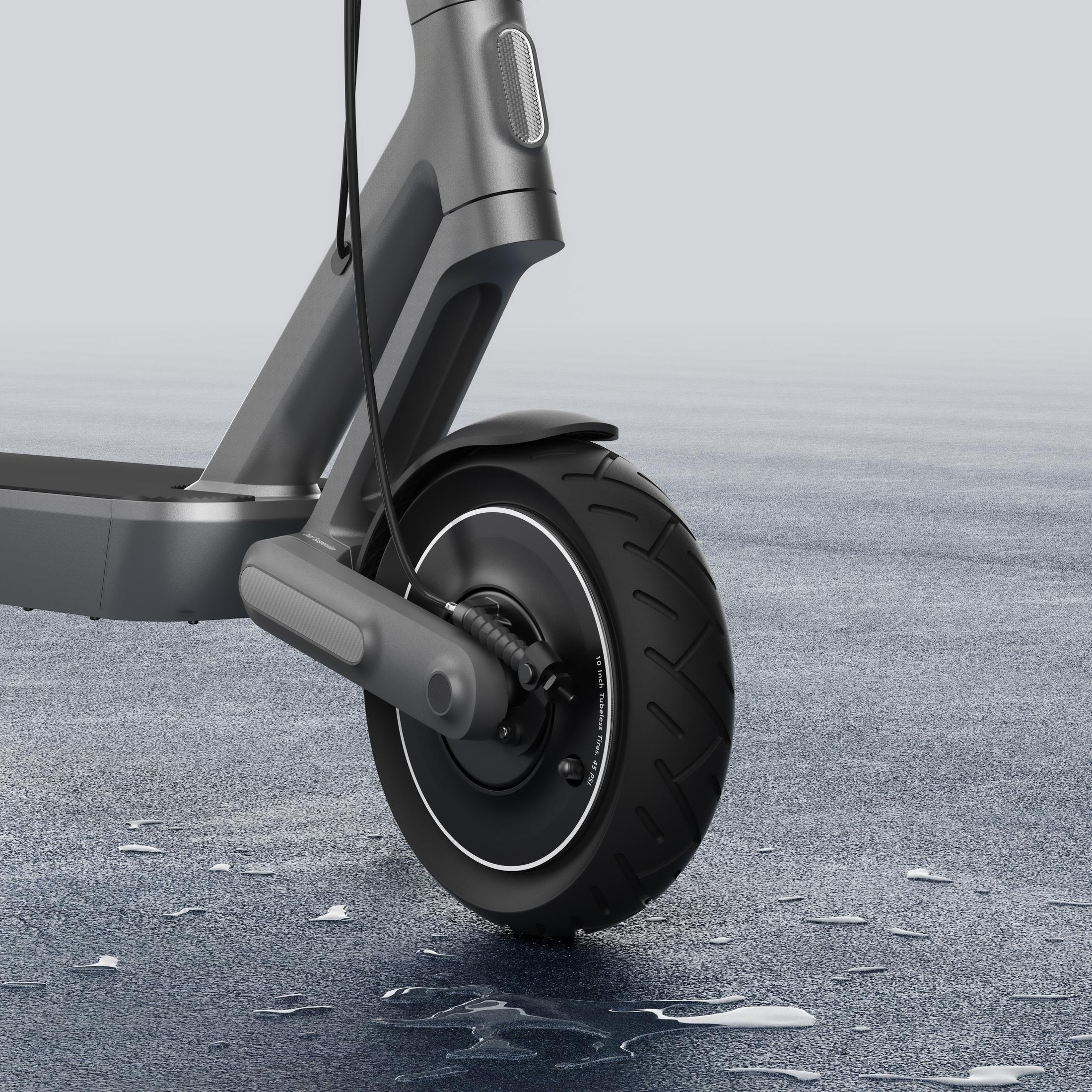 Nahaufnahme eines Elektroroller-Rades. Das Rad ist schwarz mit weißem Streifen und Reifen.