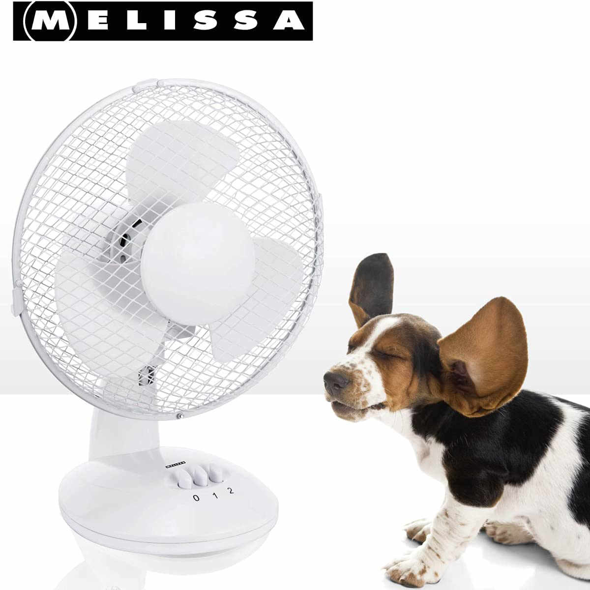 Ein weißer elektrischer Ventilator und ein Hund mit großen, schlaffen Ohren.