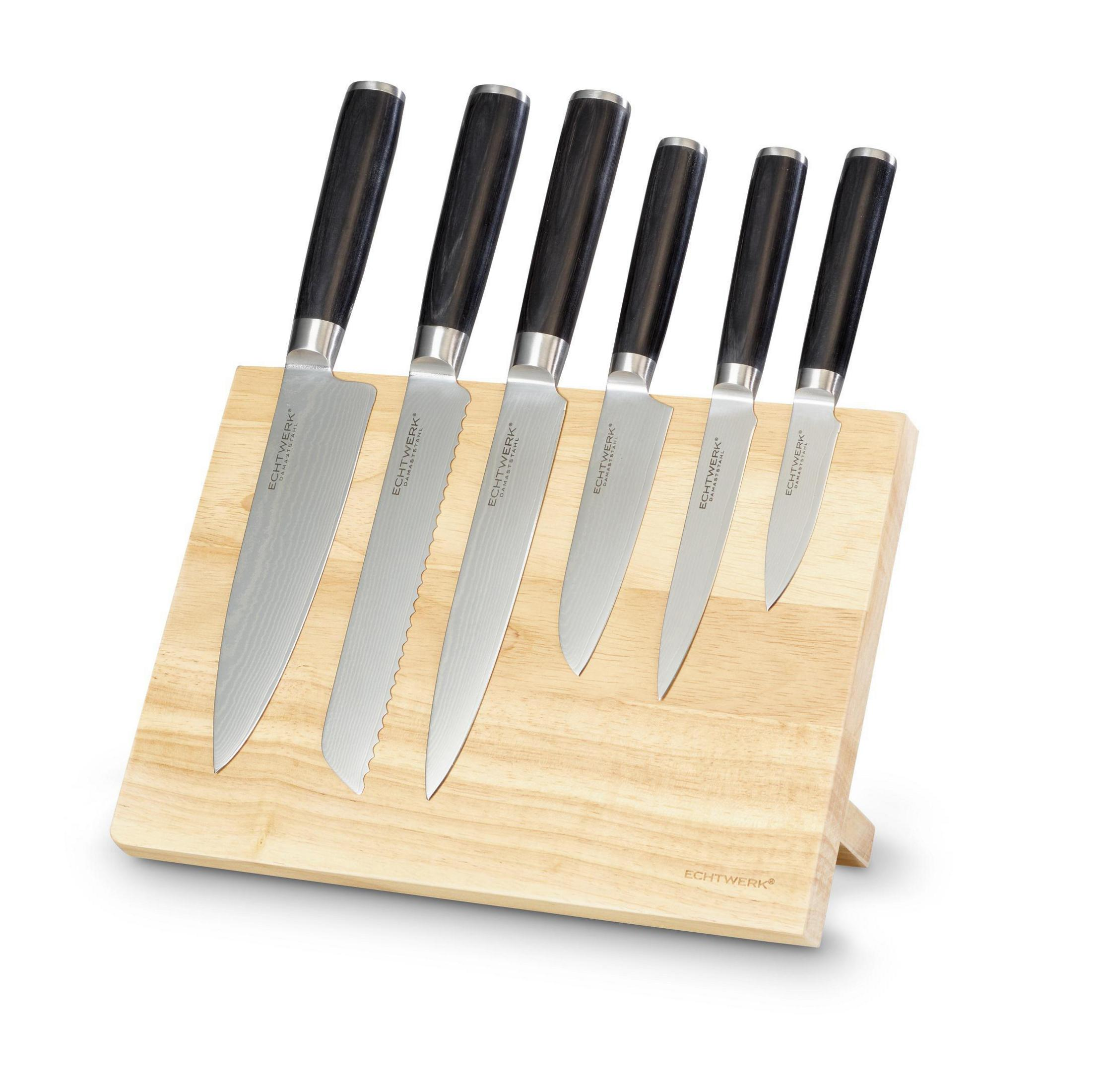 Sechs Küchenmesser-Set auf einem Holzblock, heller Hintergrund.