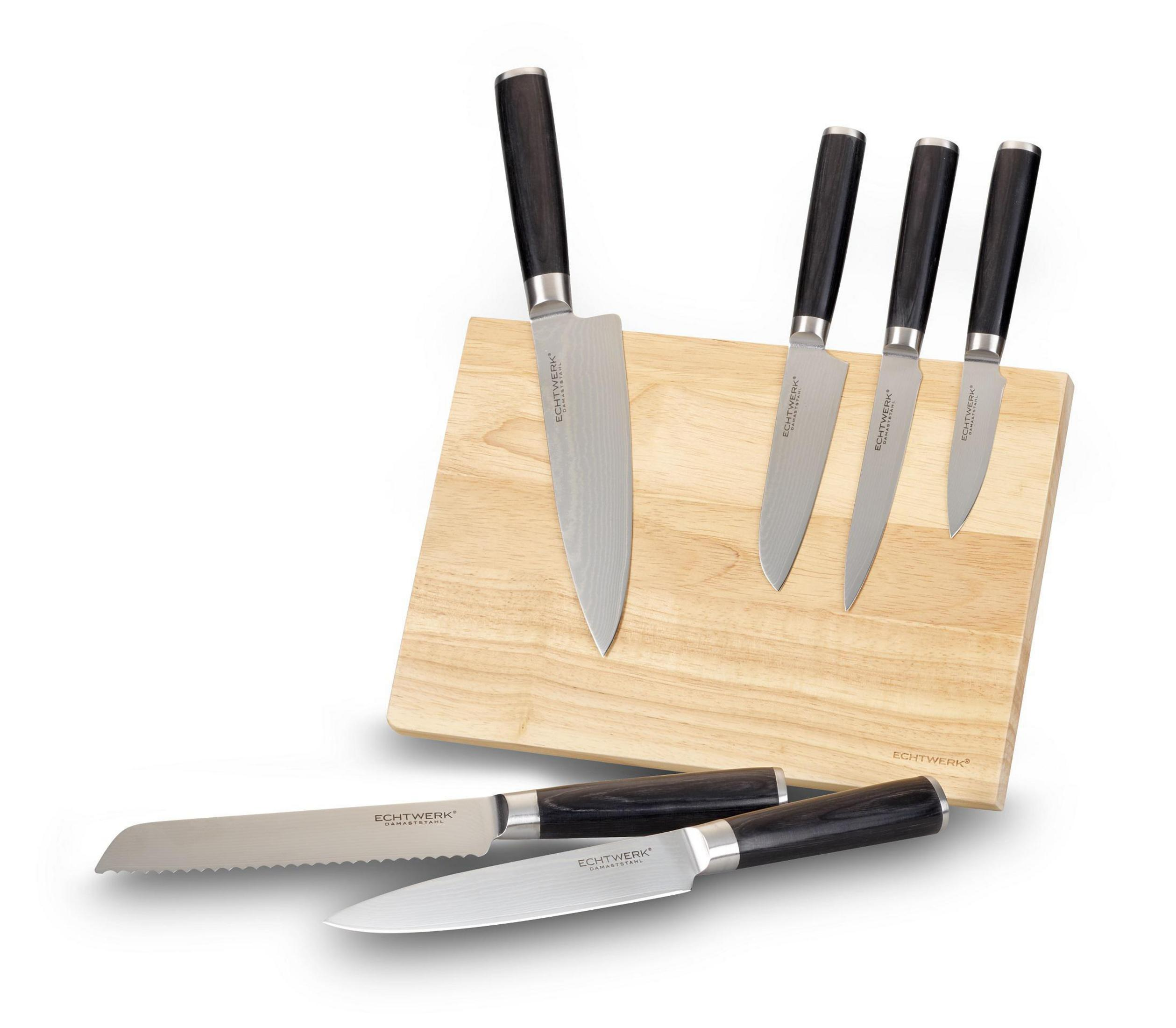Messerset auf Holzbrett. Messer haben dunkle Griffe und silberne Klingen.
