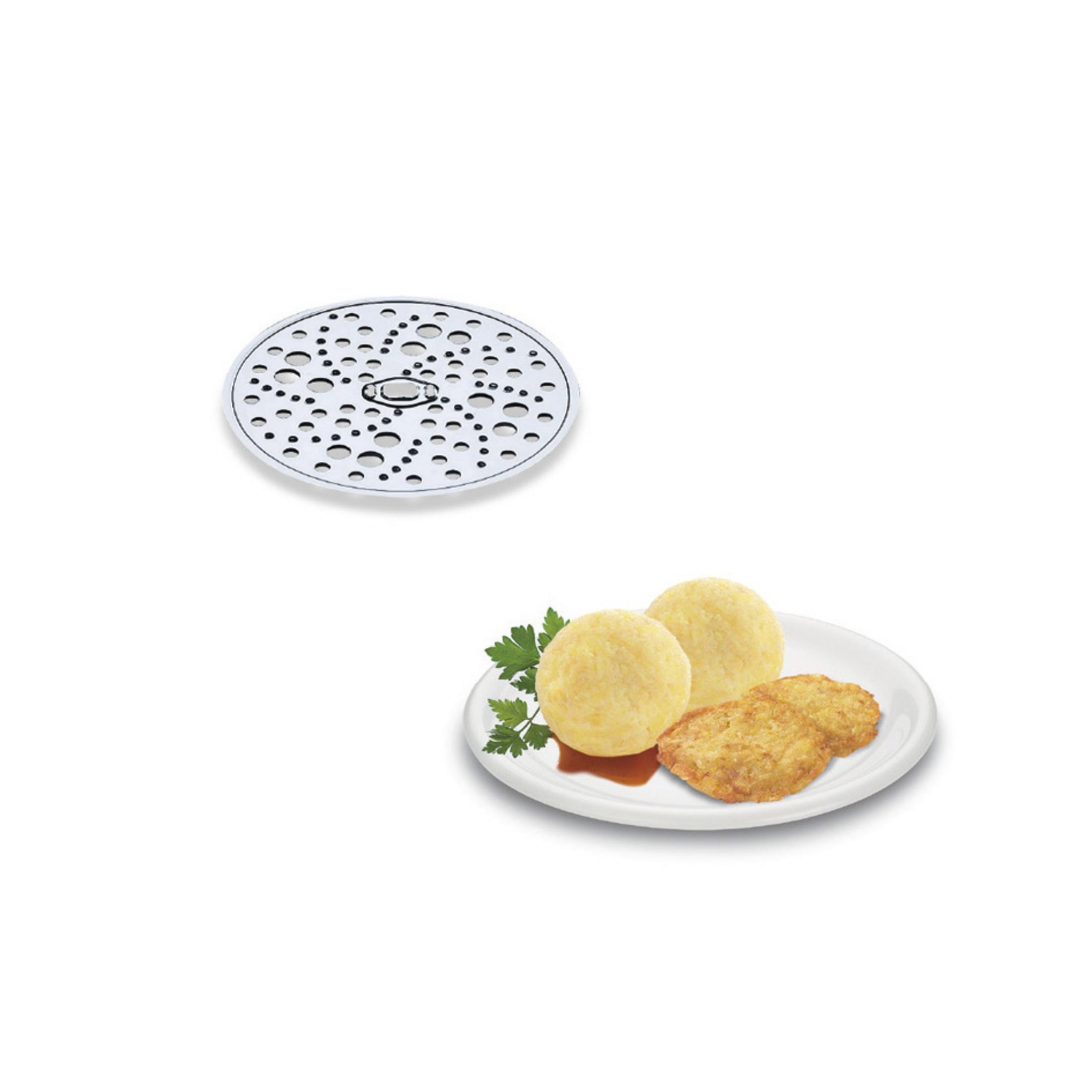 Eine perforierte Metallscheibe und ein Teller mit Kartoffelkroketten auf weißem Hintergrund.