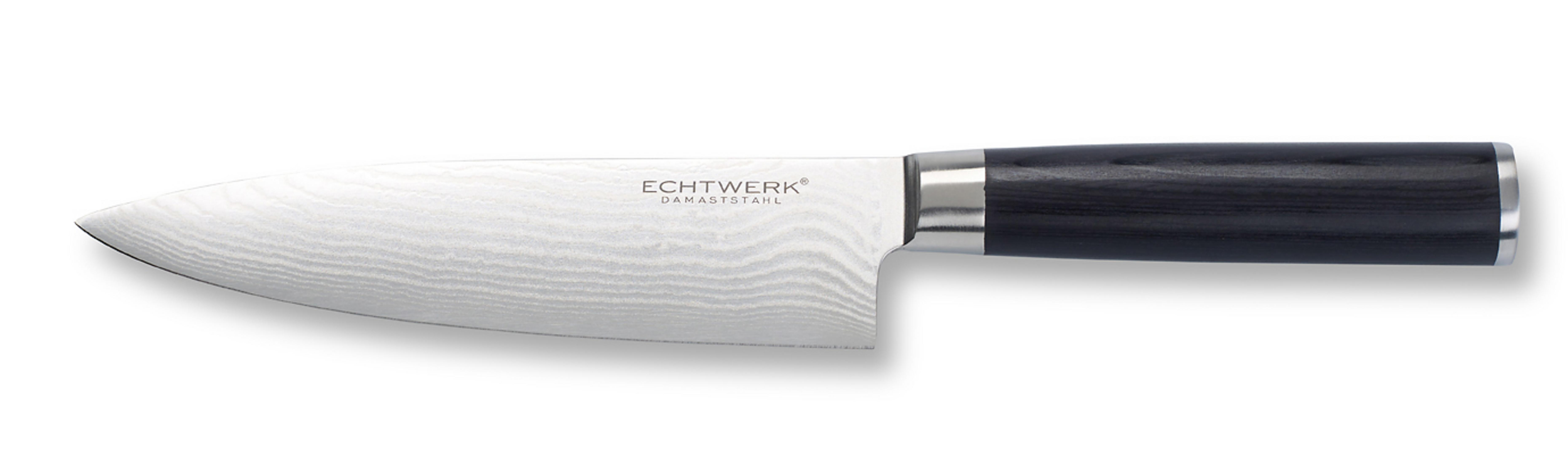 Ein scharfes Kochmesser mit holzähnlichem Griff und gemusterter Silberklinge auf Weiß.