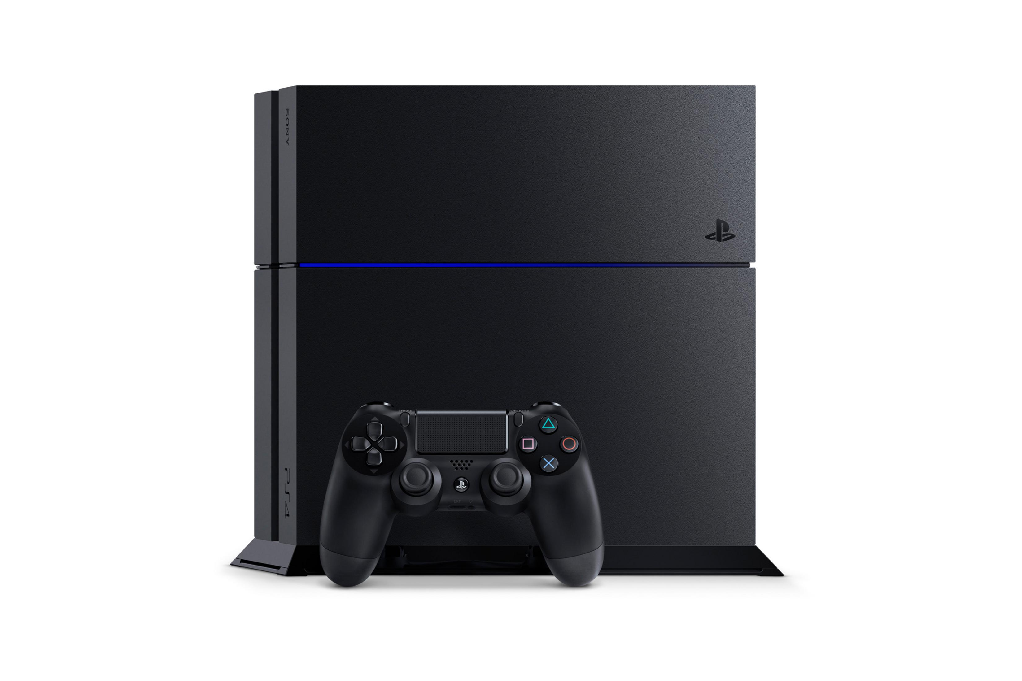 Console et manette Playstation 4 noires. La manette est devant la console.