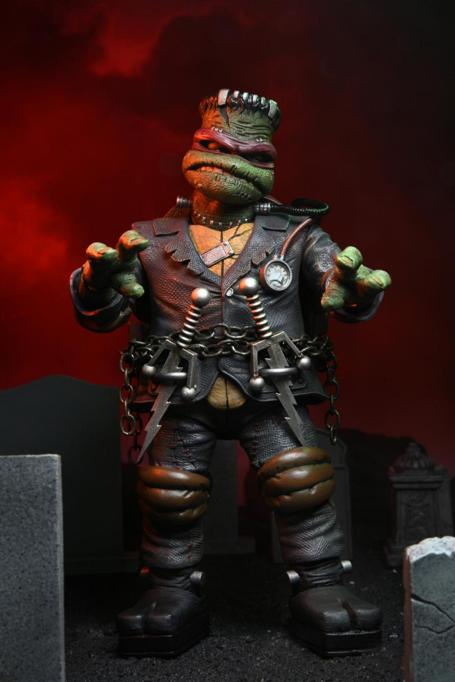 Frankenstein-ähnliche TMNT-Figur. Grüne Haut, Bolzen, Ketten, trägt eine schwarze Jacke. Roter Hintergrund.