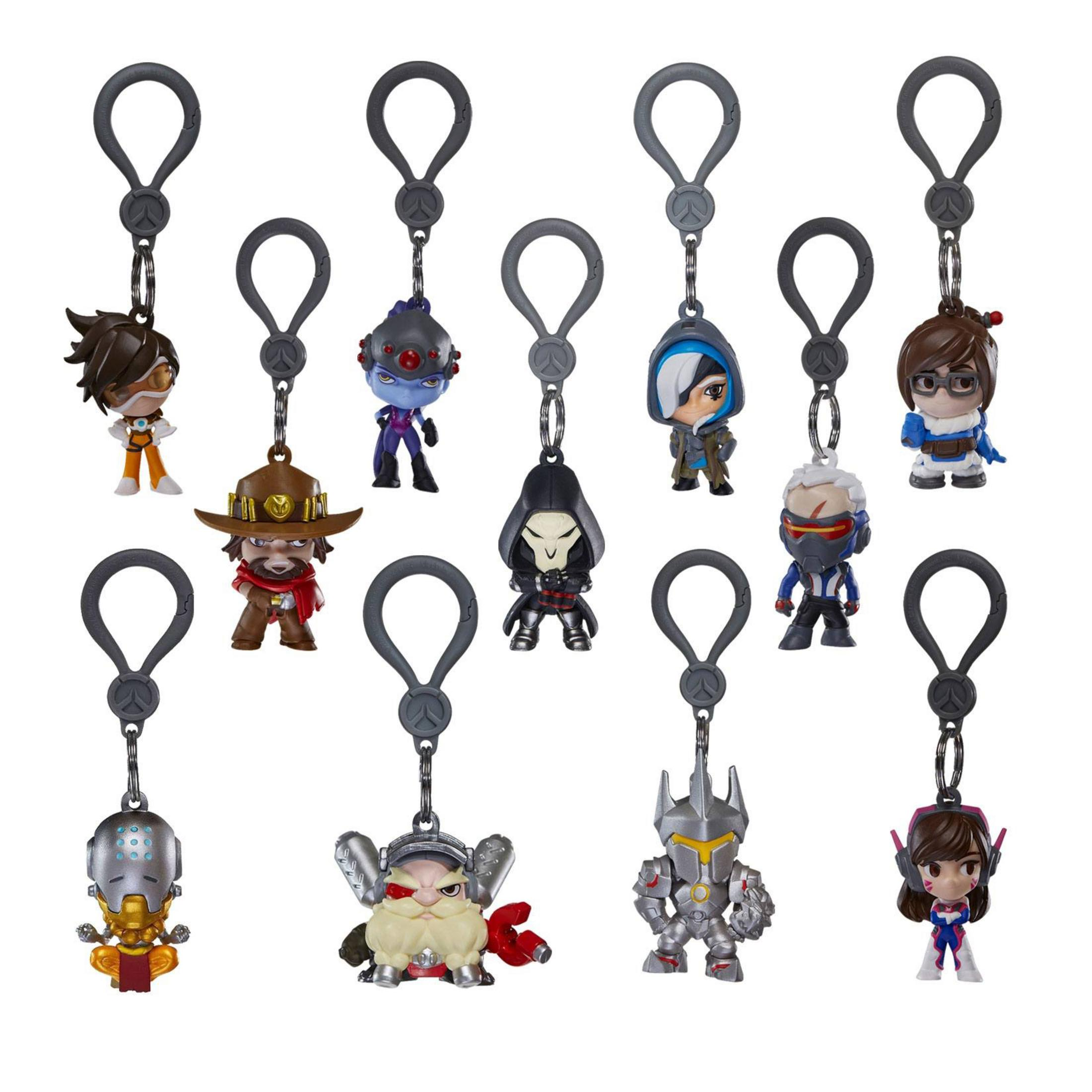 Sammlung von Overwatch-Charakter-Schlüsselanhängern an grauen Schlaufen.