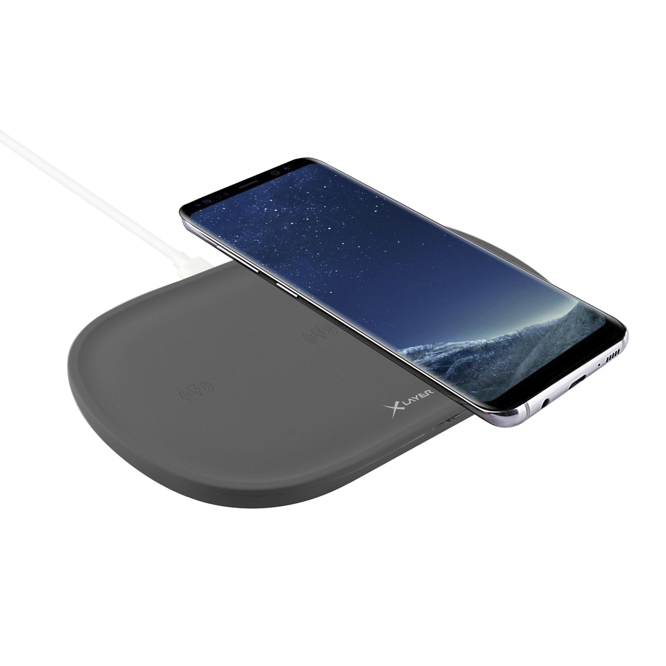 Smartphone auf einem kabellosen Ladegerät. Das Ladegerät ist grau.