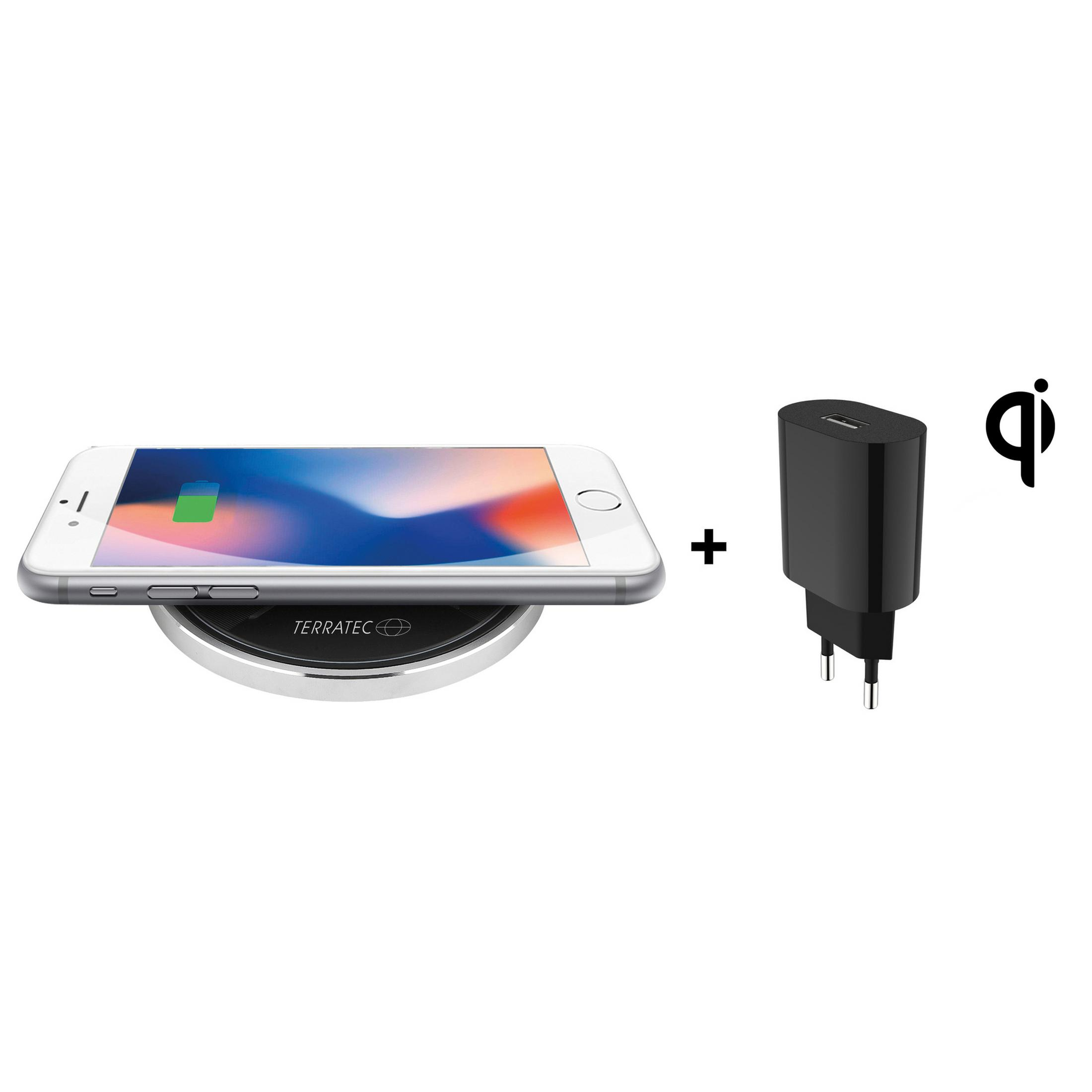 Ein Telefon auf einem kabellosen Ladegerät, plus ein schwarzes Ladegerät mit Stecker und Qi-Symbol.