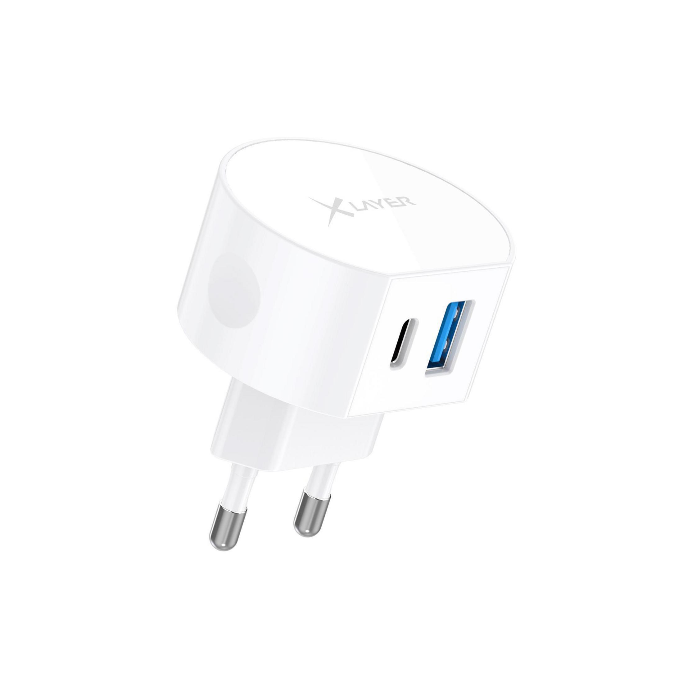 Weißes Ladegerät mit zwei USB-Anschlüssen, XLayer-Logo und zweipoligem Stecker.