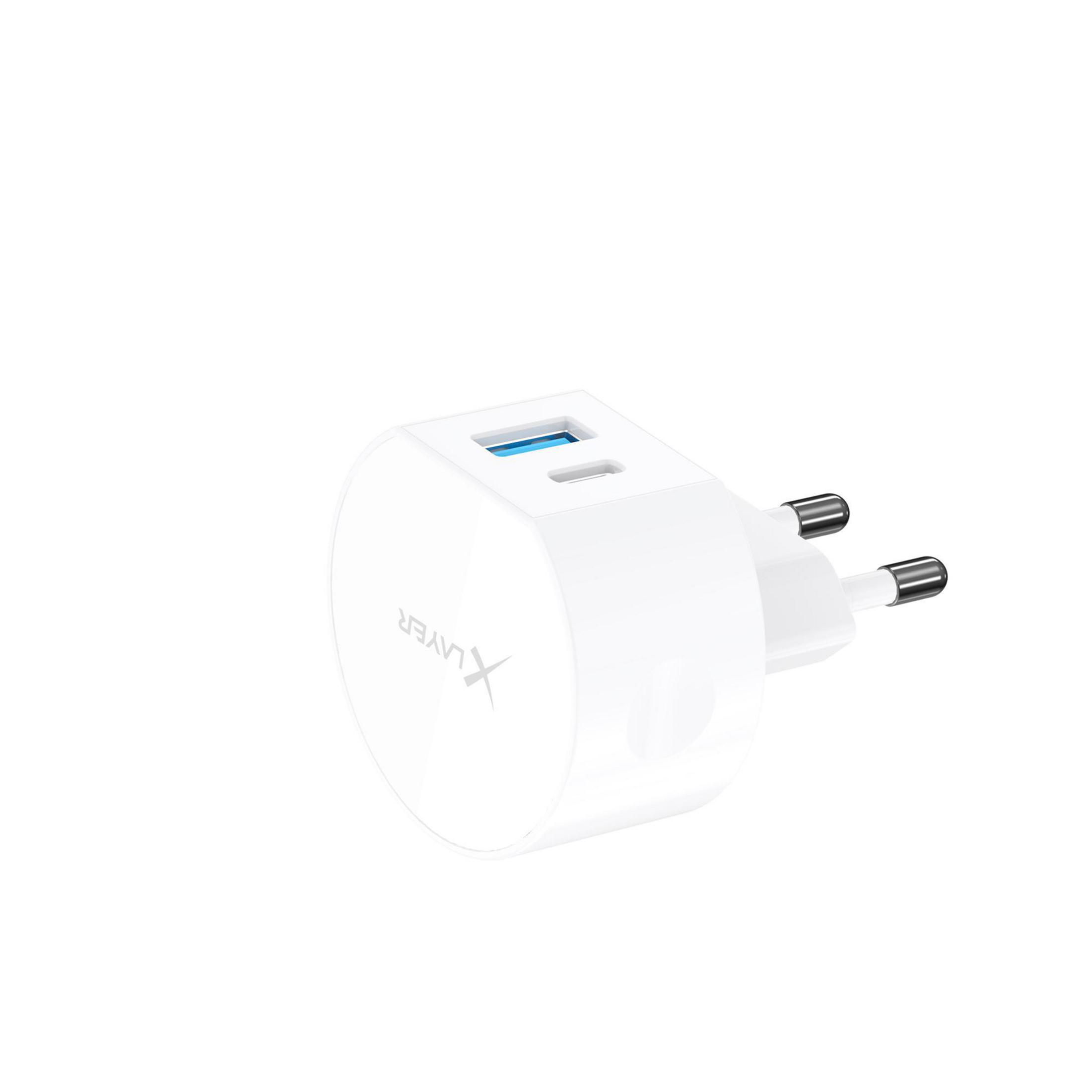 Weißes Ladegerät mit zwei USB-Anschlüssen, XLayer-Logo und zweipoligem Stecker.