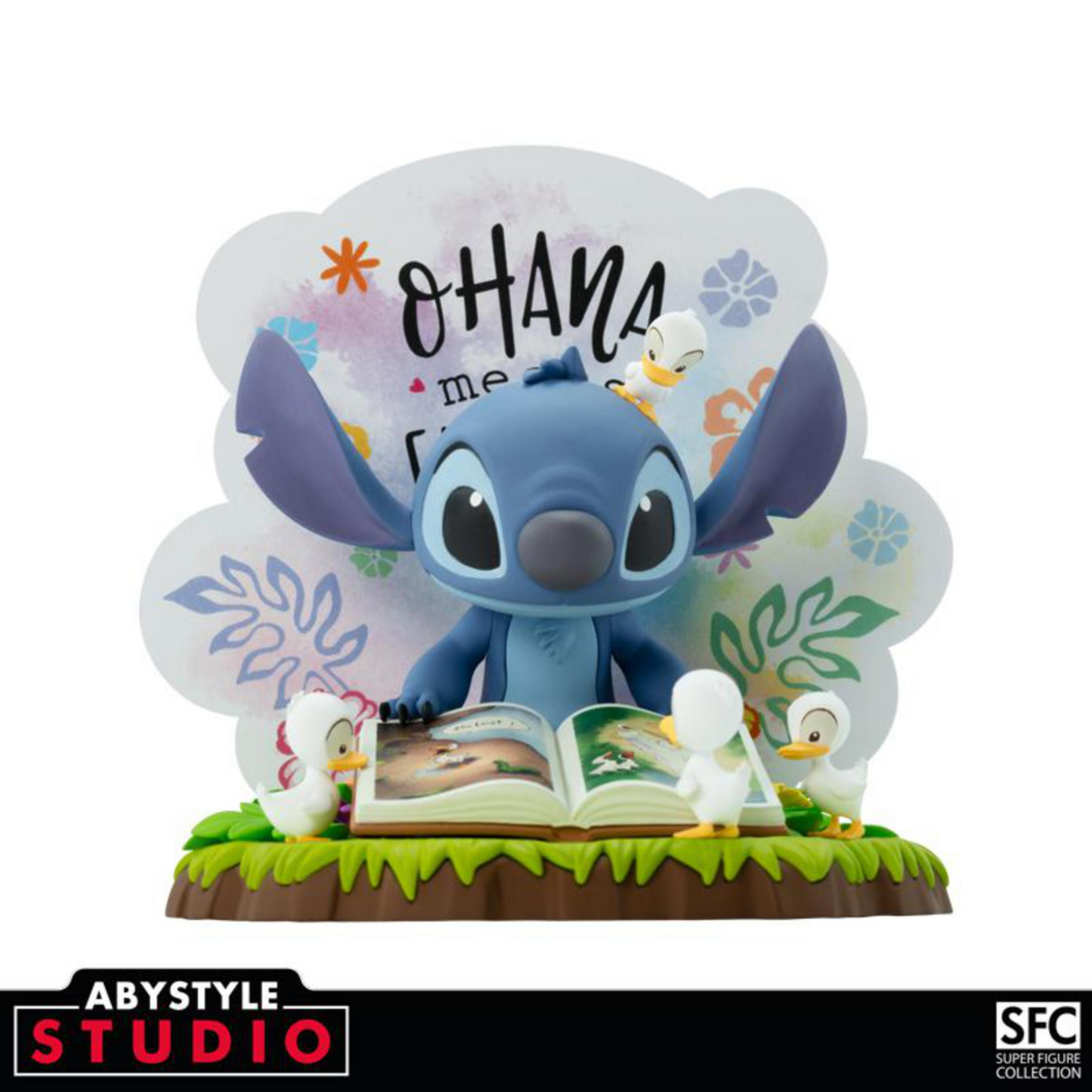 Stitch-Figur mit Enten. Stitch ist blau mit großen Ohren. Enten umgeben ihn, lesen ein Buch.