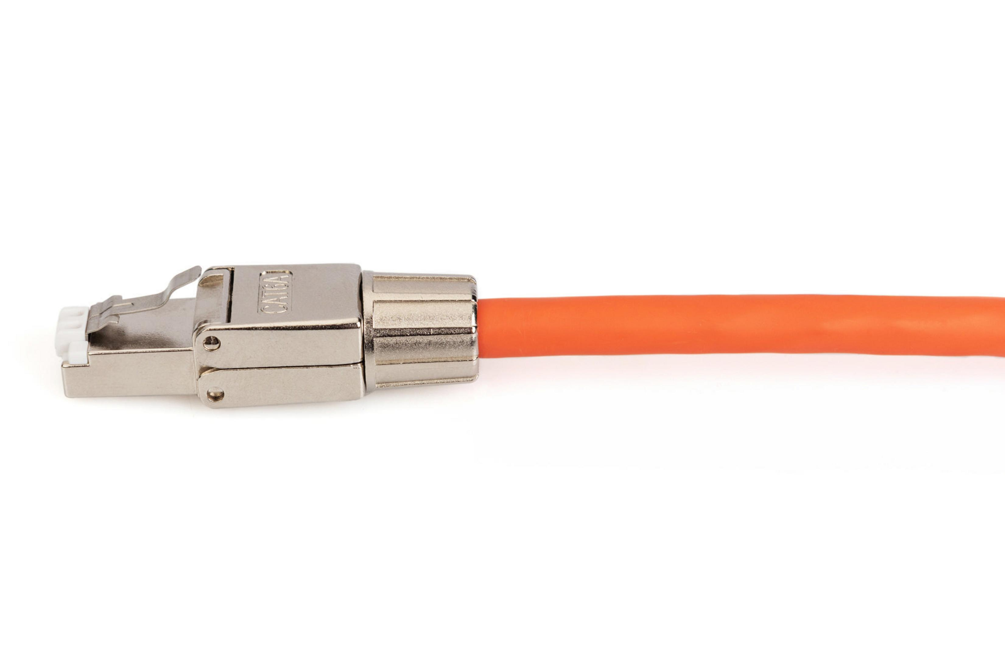 Orangefarbenes Ethernet-Kabel und -Anschluss auf weißem Hintergrund.