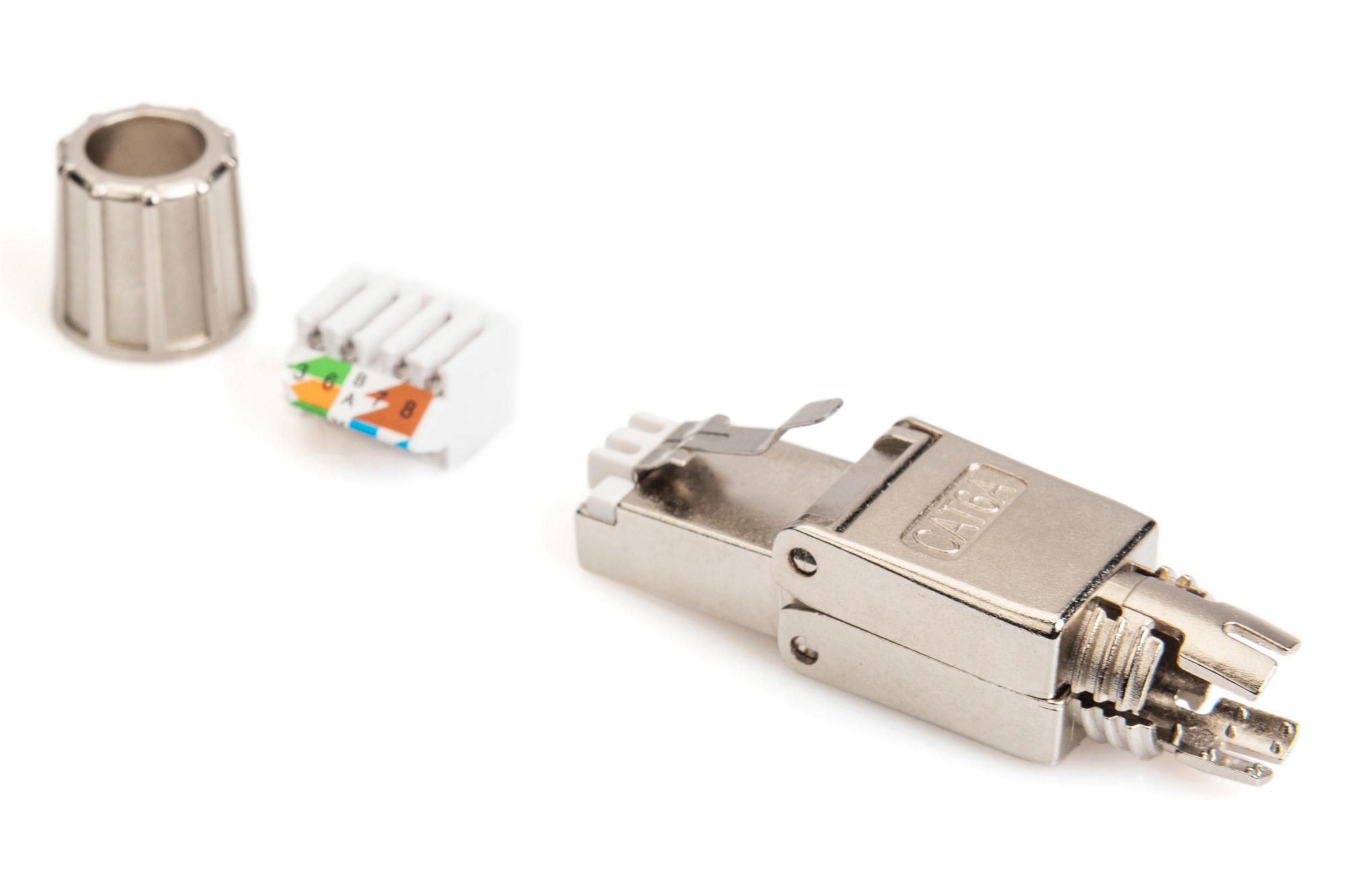 RJ45-Steckerteile. Ein Metallstecker, ein weißer und farbiger Kunststoffeinsatz und eine Metallkappe.