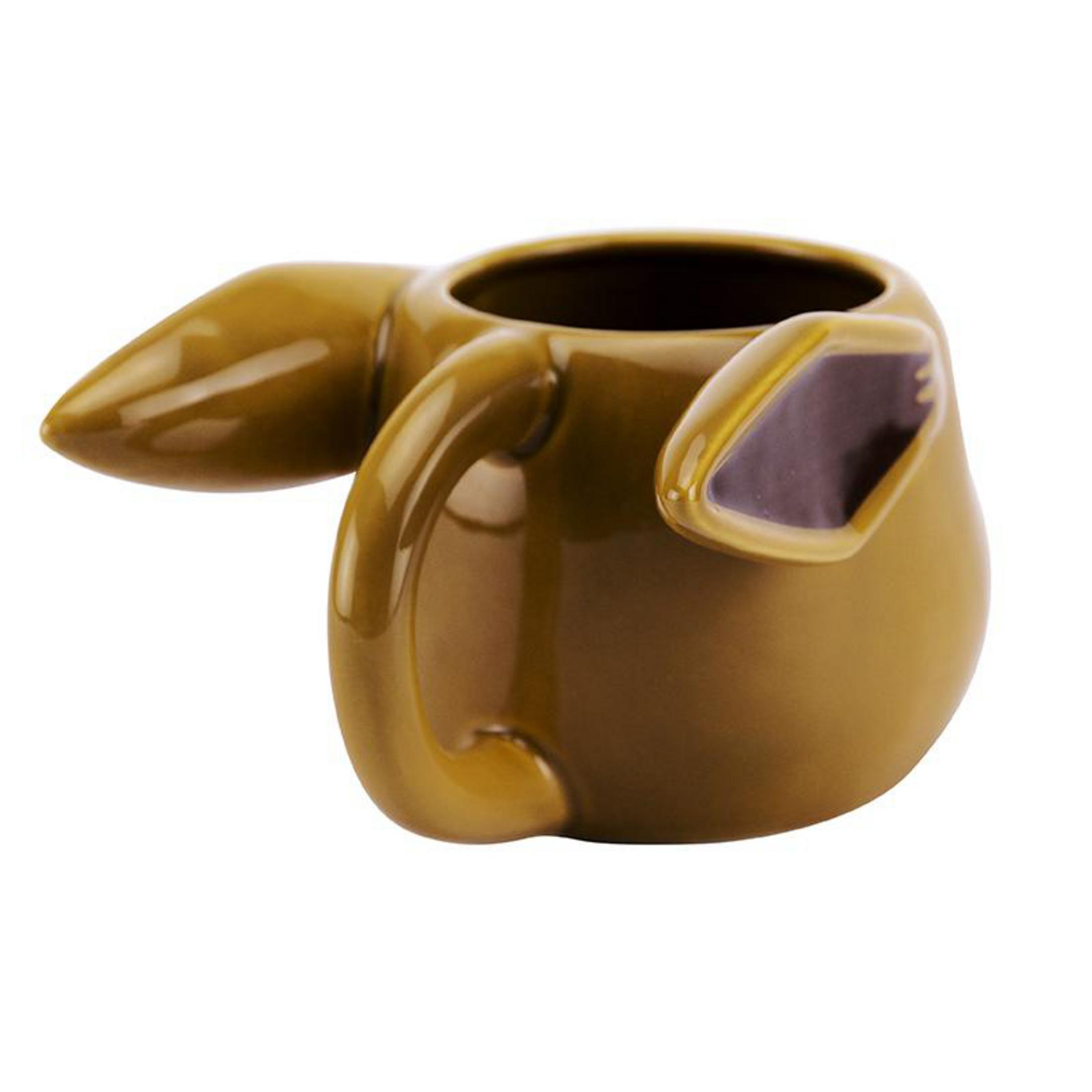 Braune Keramiktasse mit einzigartigem ohrenförmigen Griff und stilisiertem Gesicht. Weißer Hintergrund.