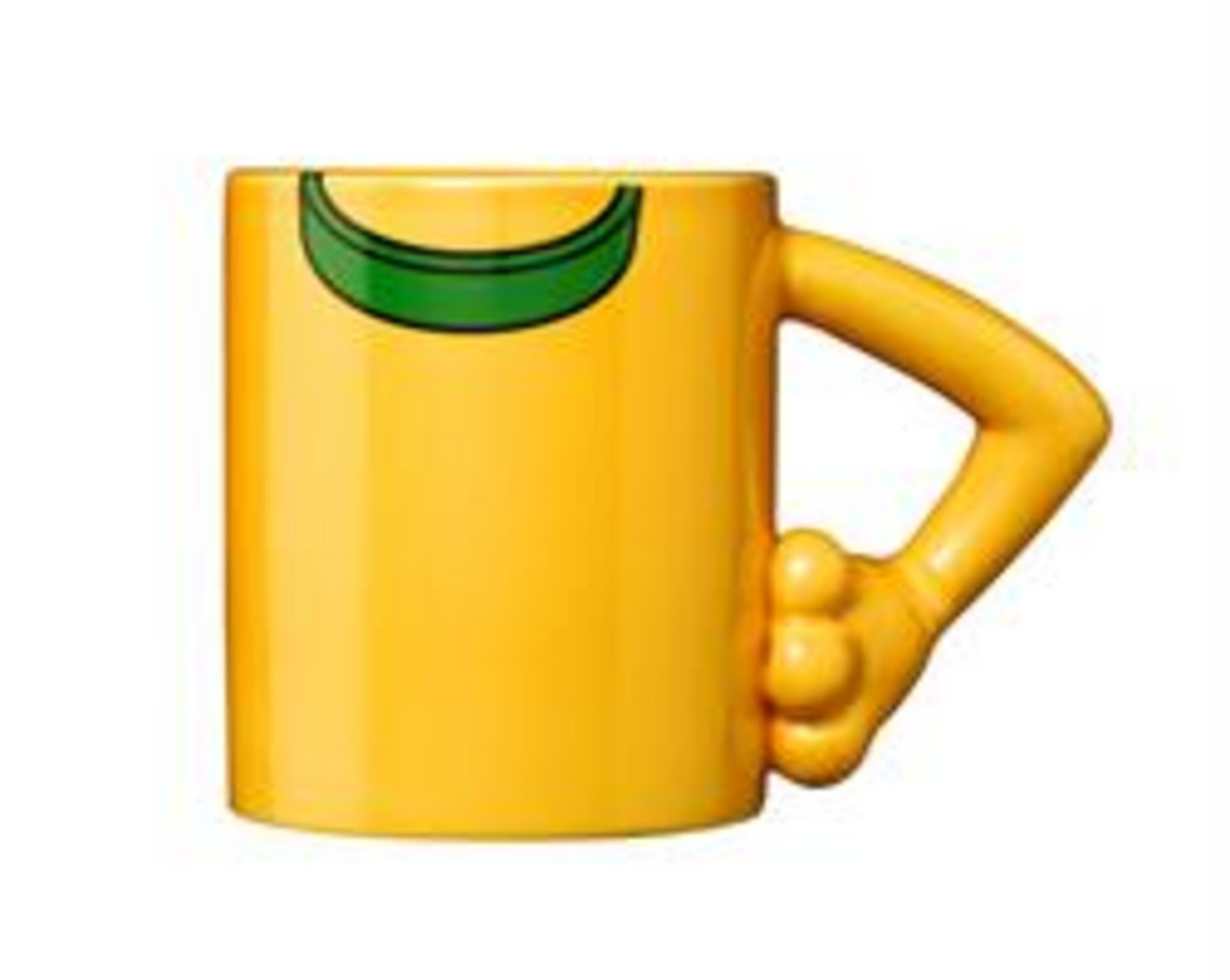 Gelbe Tasse mit grünem Streifen und Armgriff. Weißer Hintergrund.