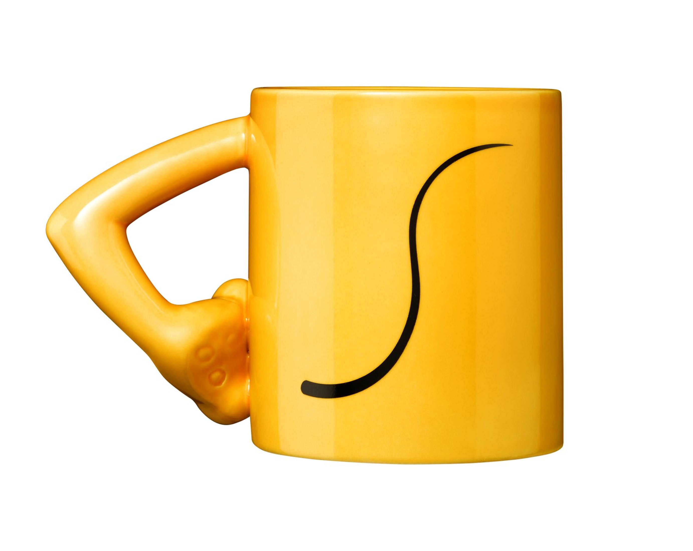Gelbe Kaffeetasse mit handförmigem Griff und einem schwarzen 'S' -Design auf der Seite.