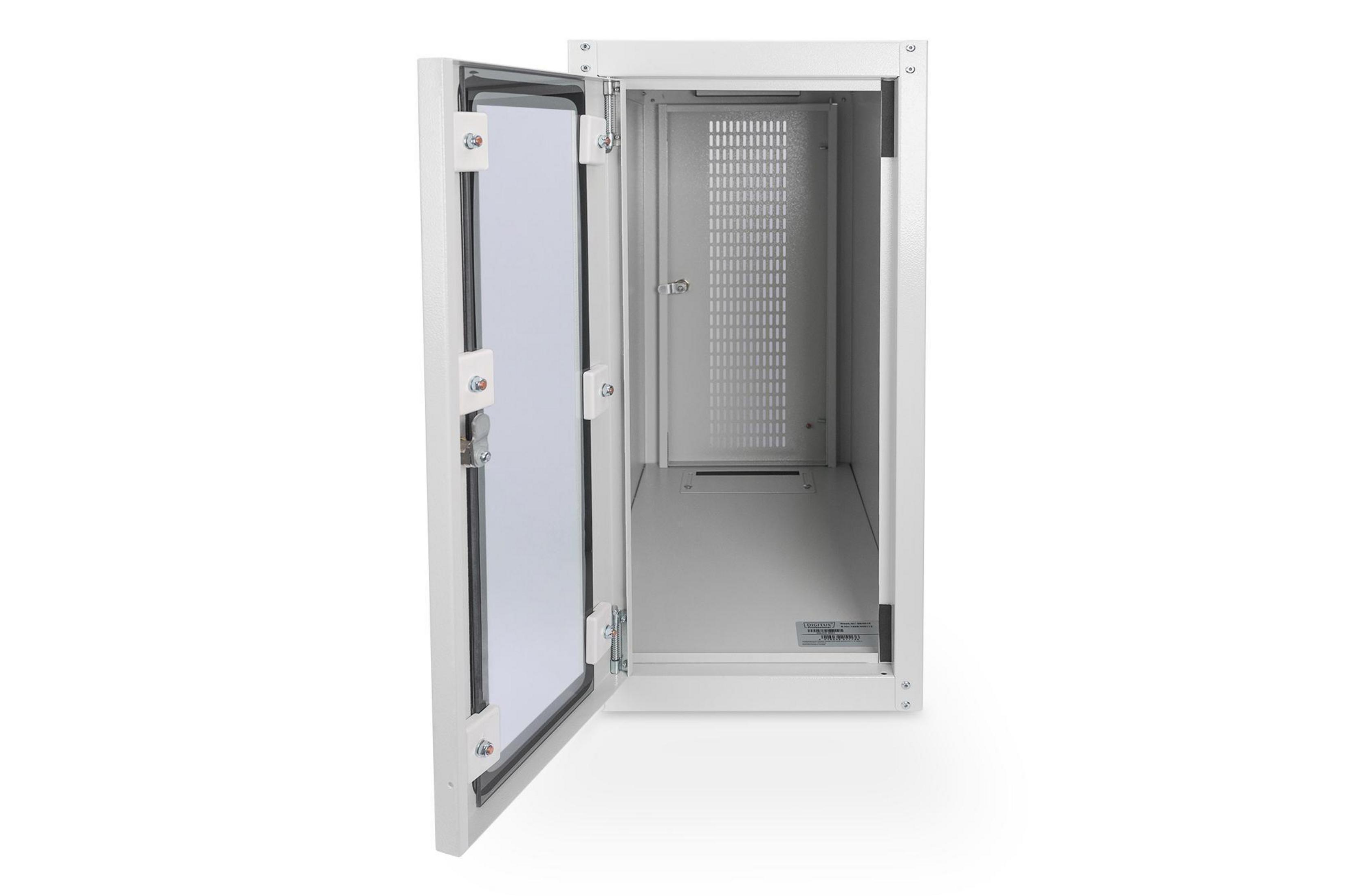 Weißer Metallschrank mit offener Tür. Innen befindet sich ein Lochblech und ein Etikett.