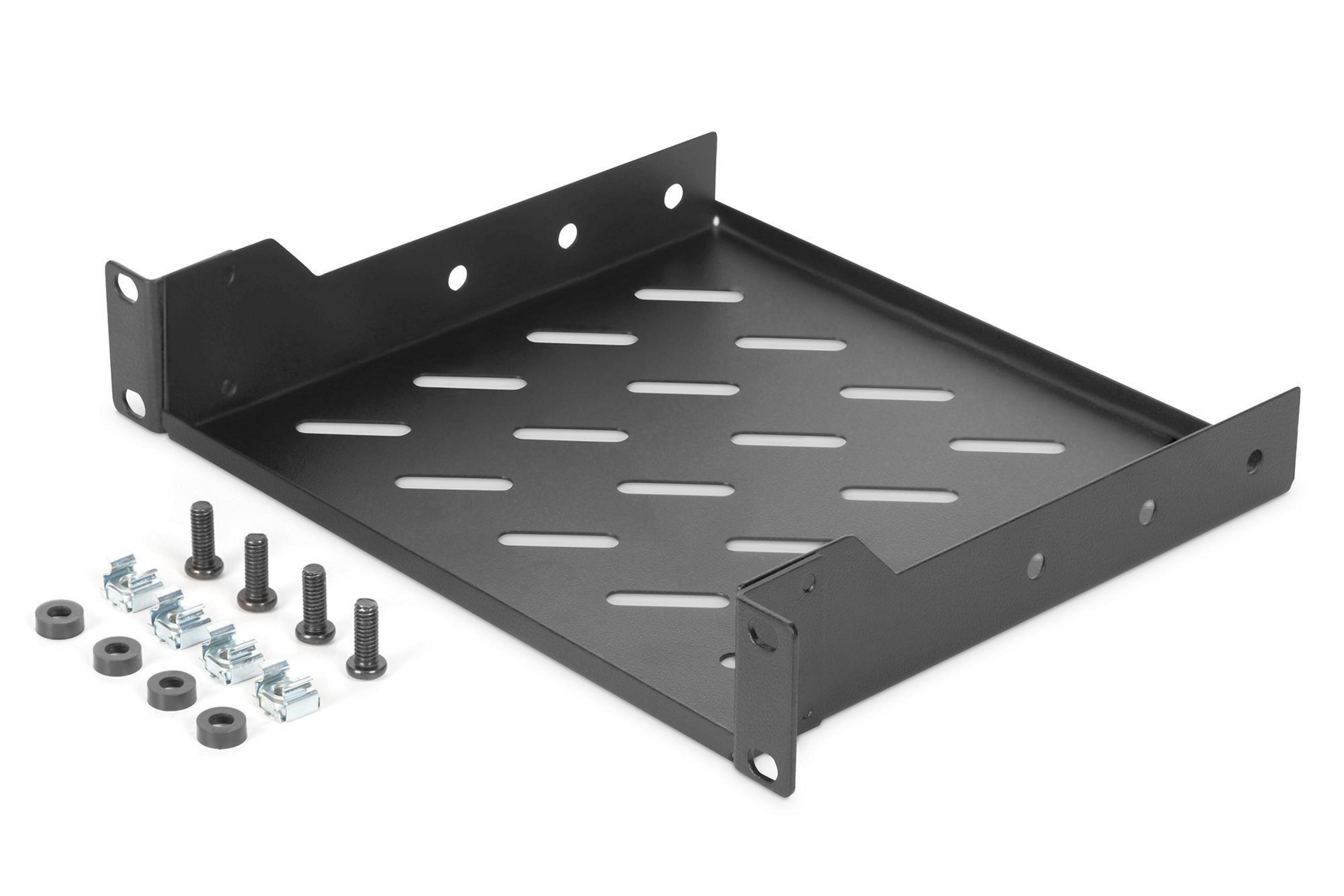 Ein schwarzes Metallregal mit Löchern, Schrauben und Muttern auf weißem Untergrund.