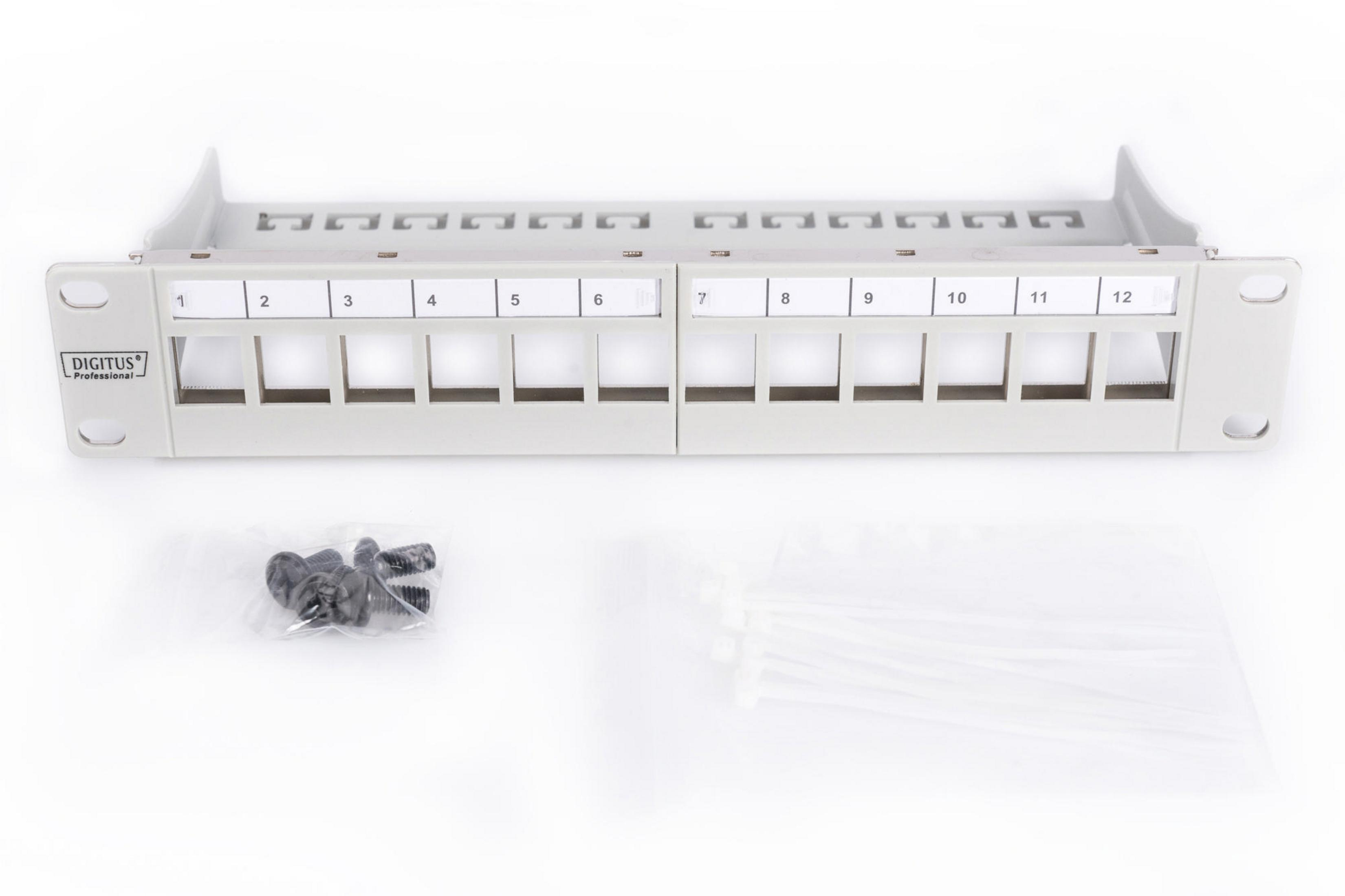 Ein Digitus Patchpanel mit 12 nummerierten Ports, Schrauben und Kabelbindern.