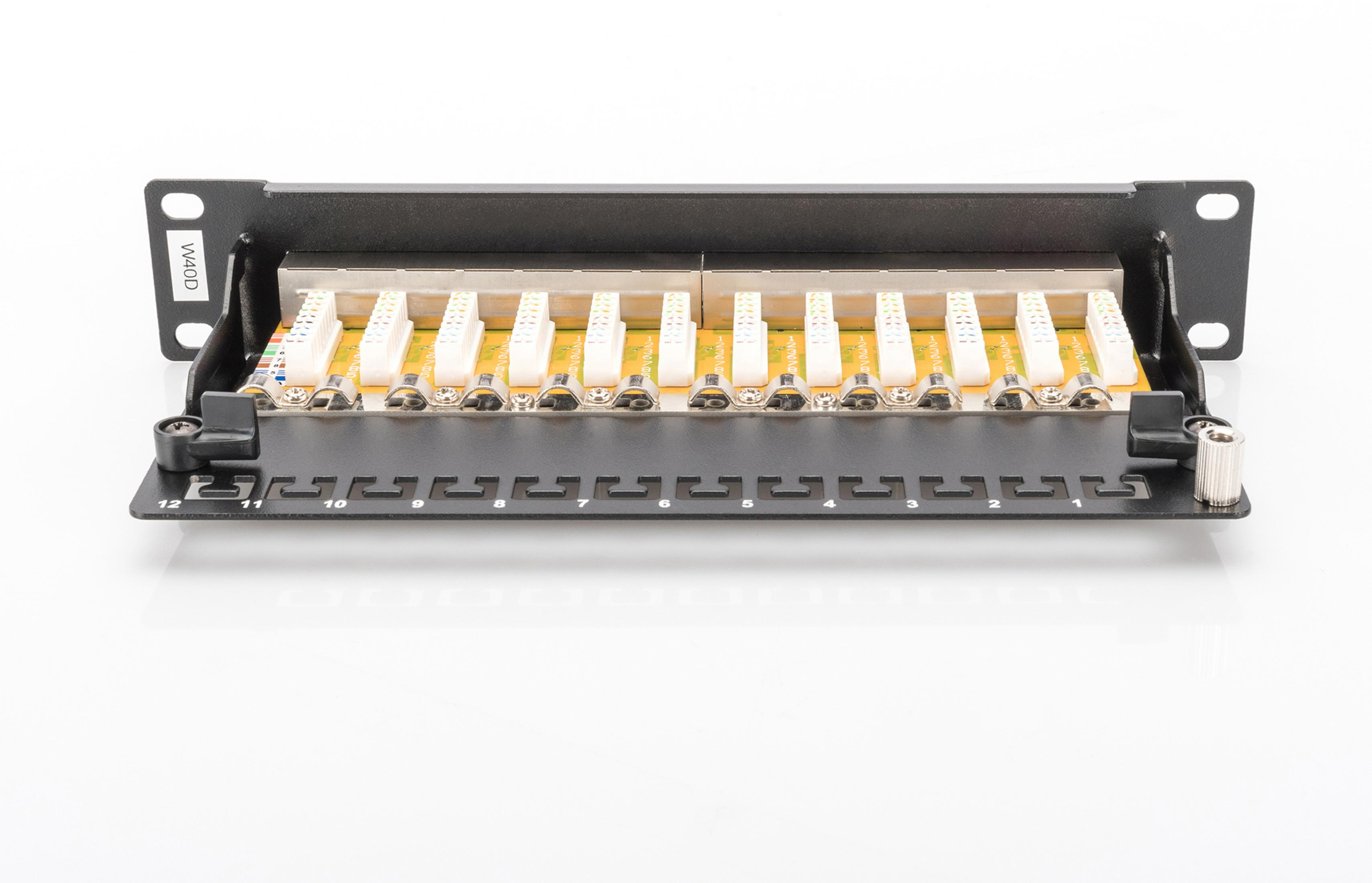 Schwarzes Patchpanel mit 12 Ports, beschriftet 1-12. Weiße Anschlüsse sind sichtbar.