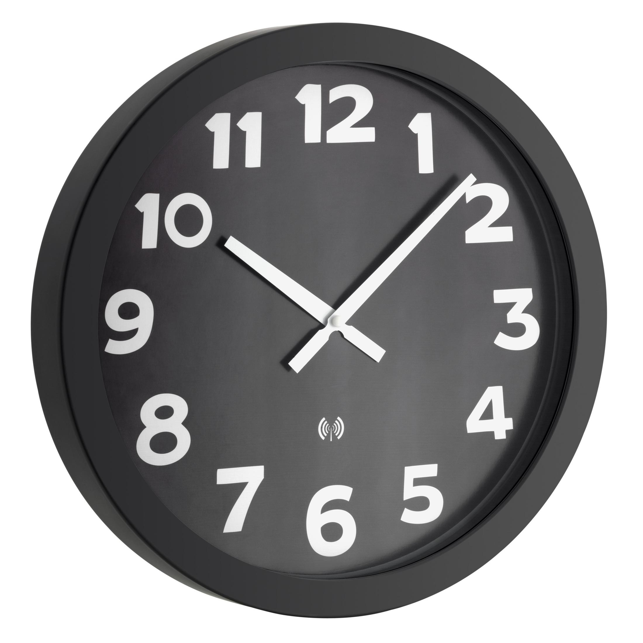 Schwarze Wanduhr mit weißen Zahlen und Zeigern. Die Uhr zeigt 10:08 Uhr.