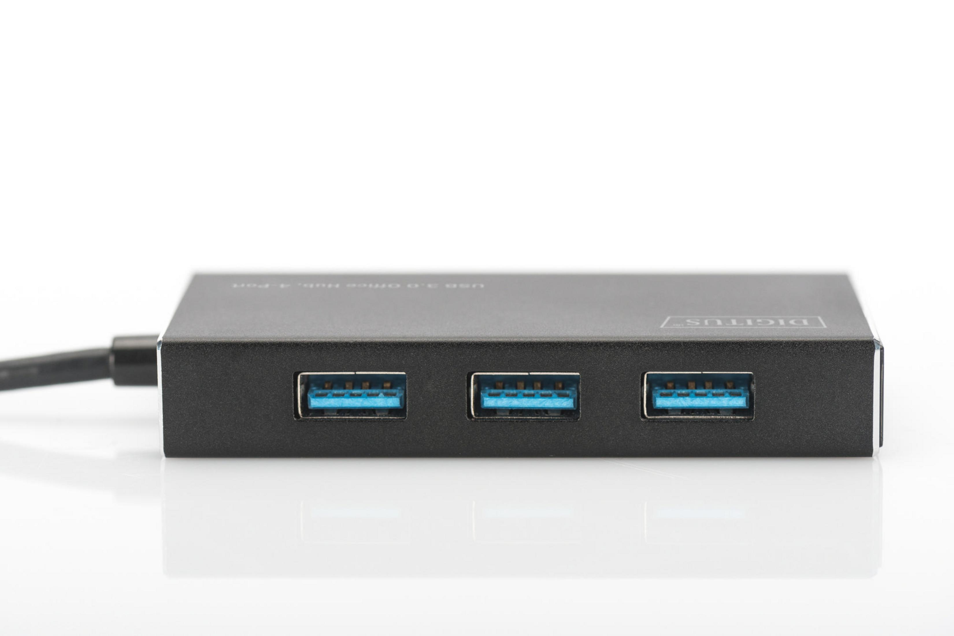 Schwarzer USB-Hub mit drei blauen USB-Anschlüssen, freigestellt.