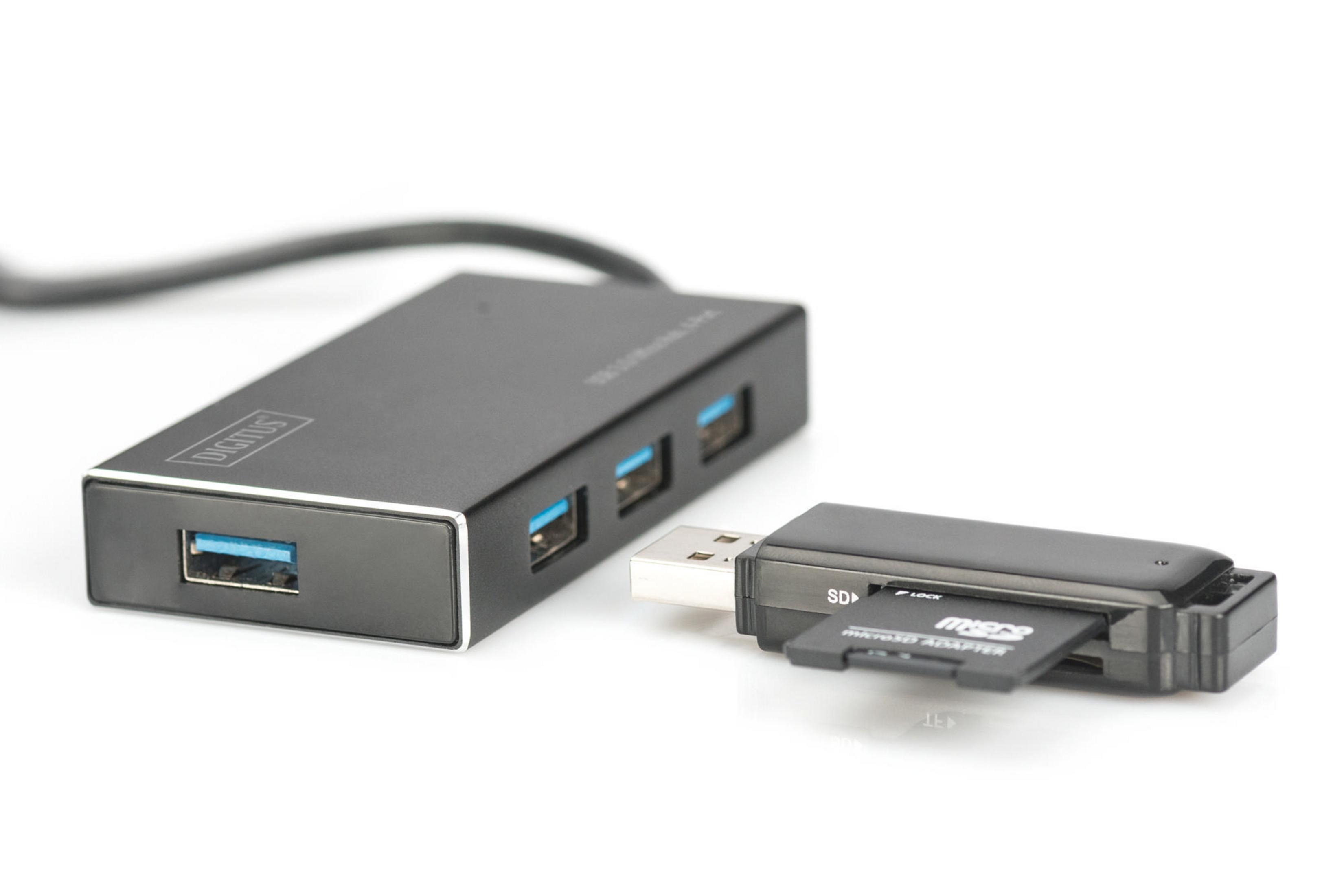 Schwarzer USB-Hub und ein schwarzer Kartenleser. Der Kartenleser hat eine Micro-SD-Karte.