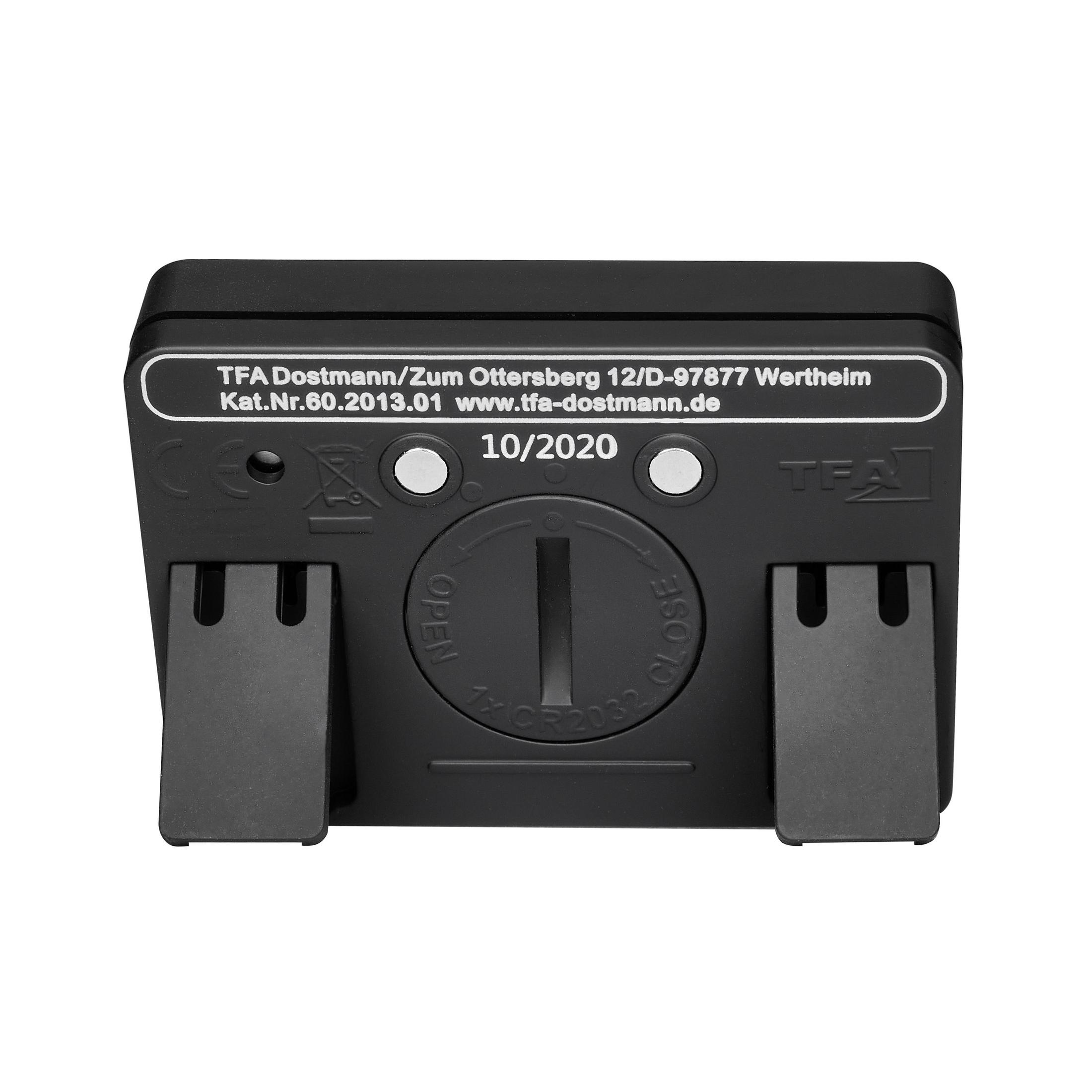 Schwarze Geräteunterseite mit Knöpfen und Text: TFA Dostmann. Datum: 10/2020. Tür öffnen/schließen für Batterie.