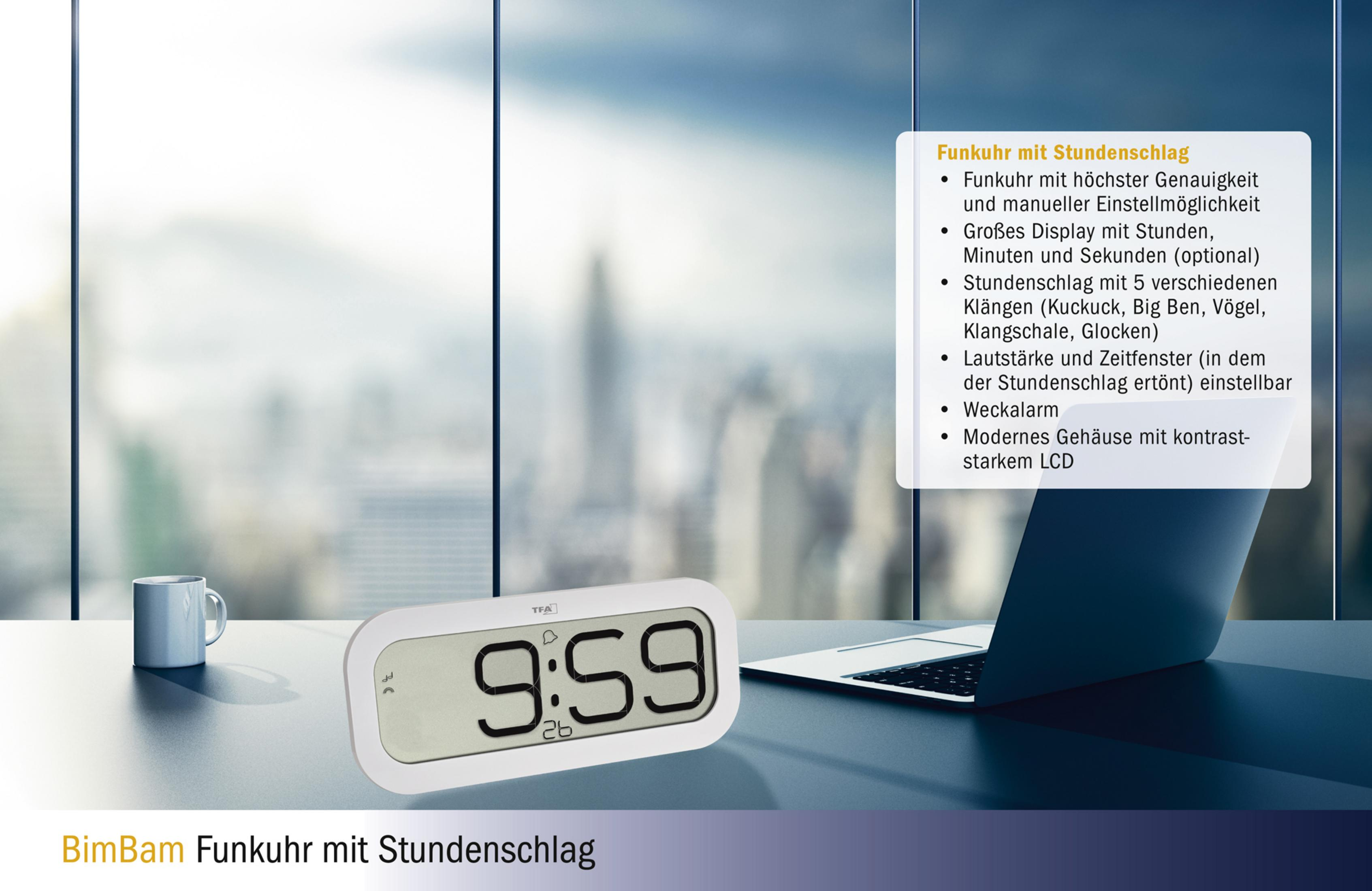 Digitaluhr mit weißem Rahmen auf dem Schreibtisch, Laptop und Fenster.