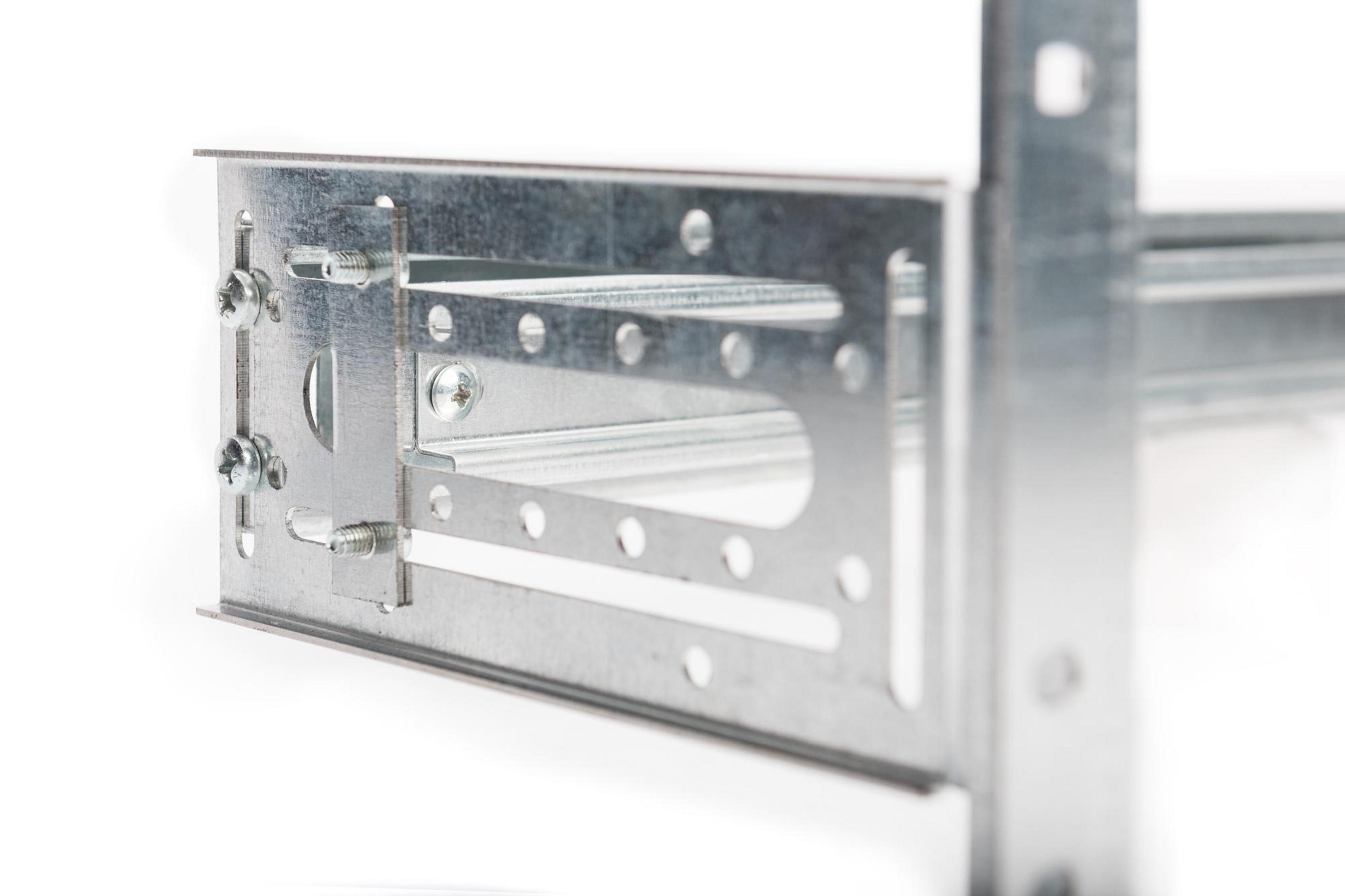 Nahaufnahme einer Metallhalterung, mit Schrauben und Löchern, isoliert auf weißem Hintergrund.