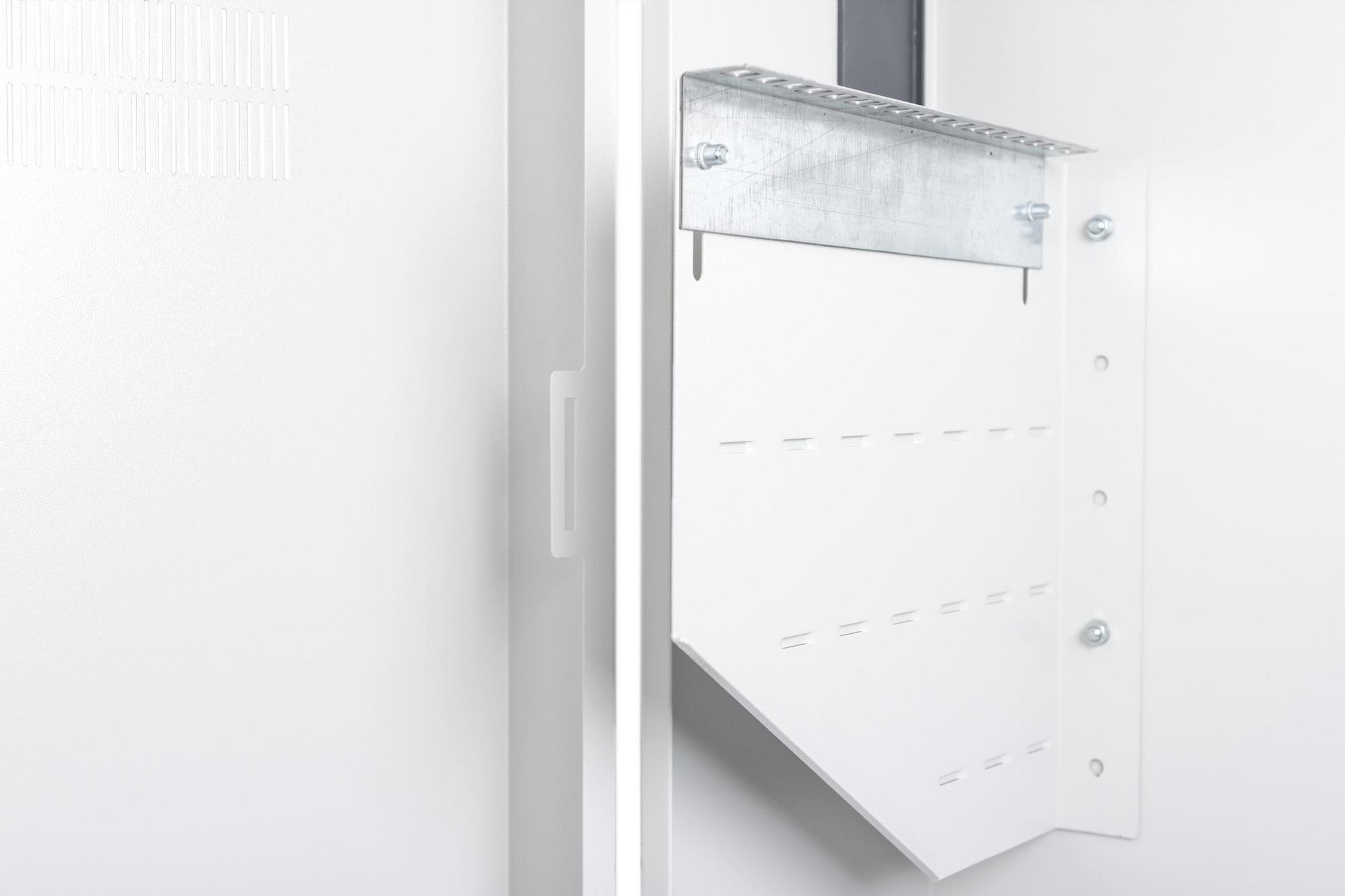 Weißer Schrank mit angebrachter Metallhalterung. Die Halterung ist silberfarben.