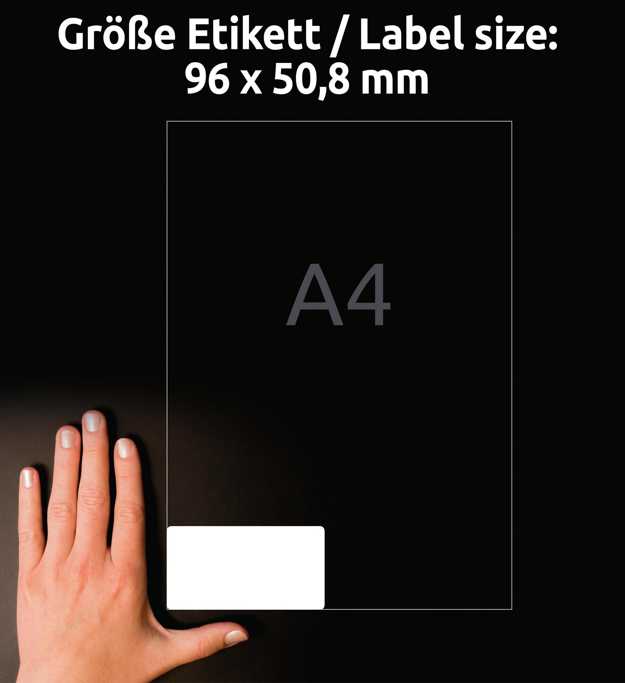 Ein schwarzes Blatt mit A4-Text und Etikettengrößeninformationen. Eine Hand befindet sich auf der linken Seite.