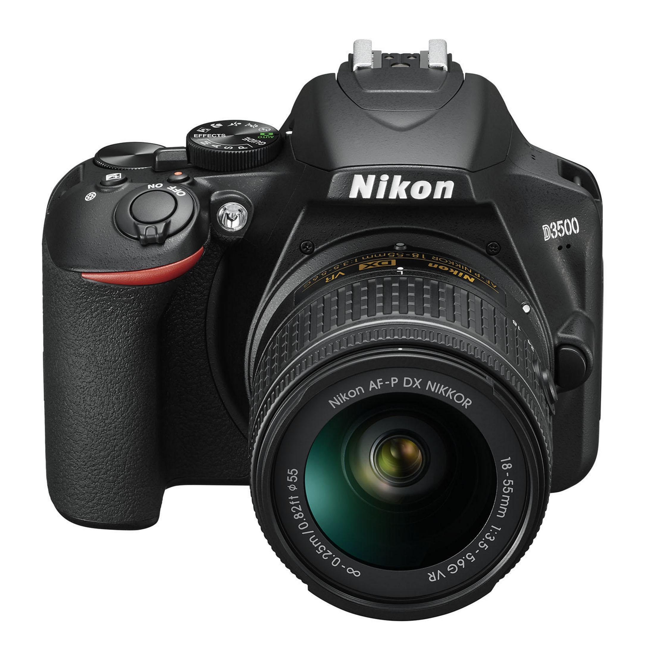 Eine schwarze Nikon D3500 Kamera mit Objektiv, isoliert auf weißem Hintergrund, einsatzbereit.