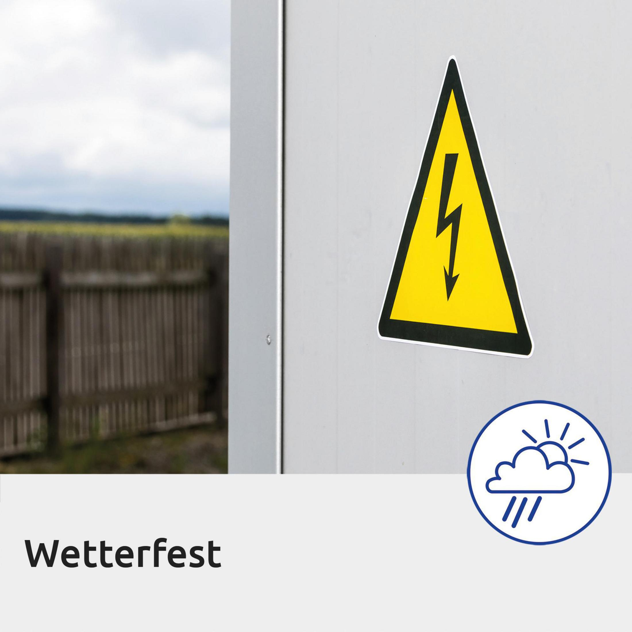 Weiße Oberfläche mit einem Stromgefahrenzeichen und einem Wettersymbol. Szene im Freien.