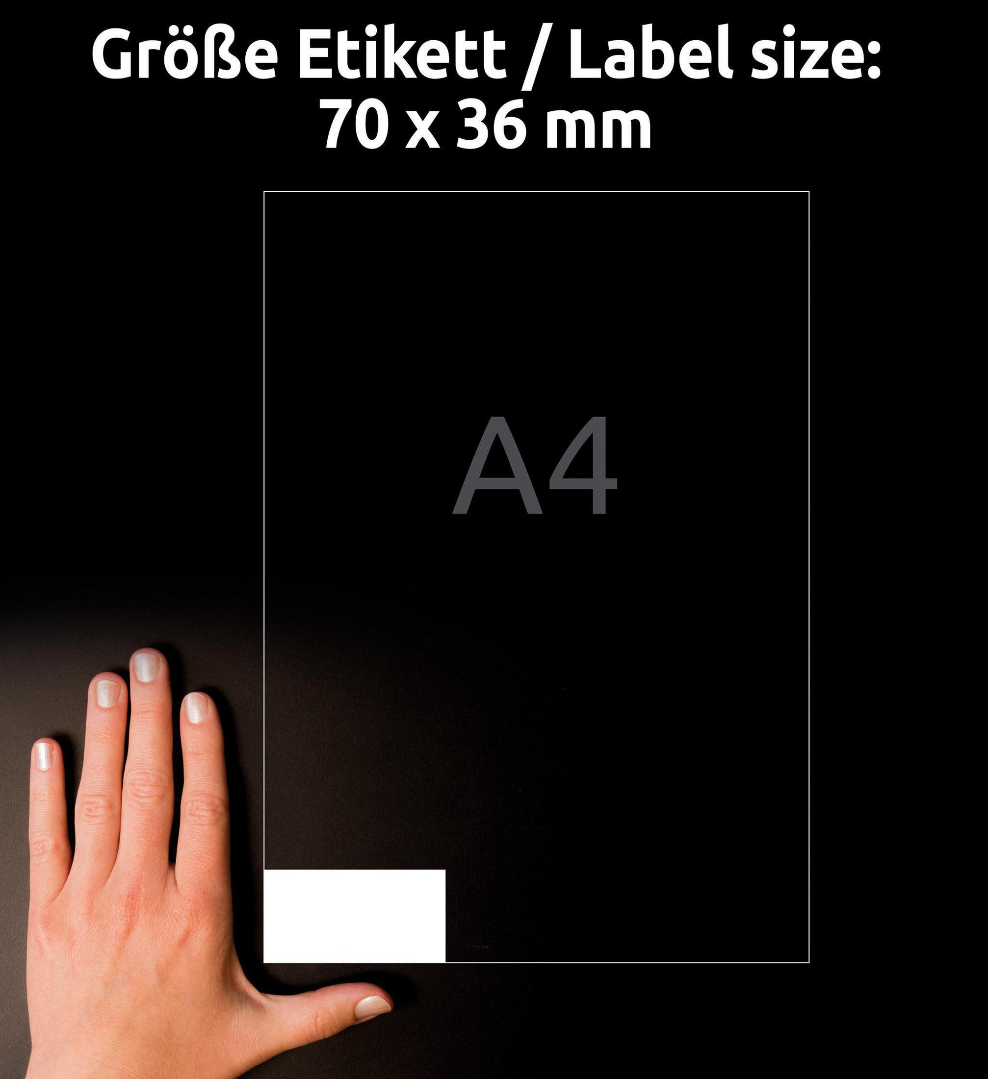 Eine Hand neben schwarzem Papier mit dem Text 'A4'. Der Text 'Label size: 70 x 36 mm' steht darüber.