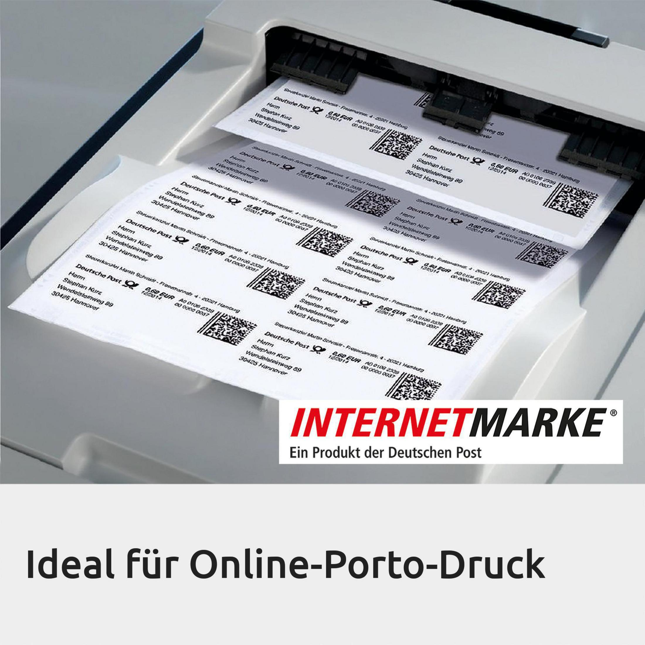 Drucker, der Etiketten mit Text druckt. Der Text lautet Deutsche Post und Internetmarke.