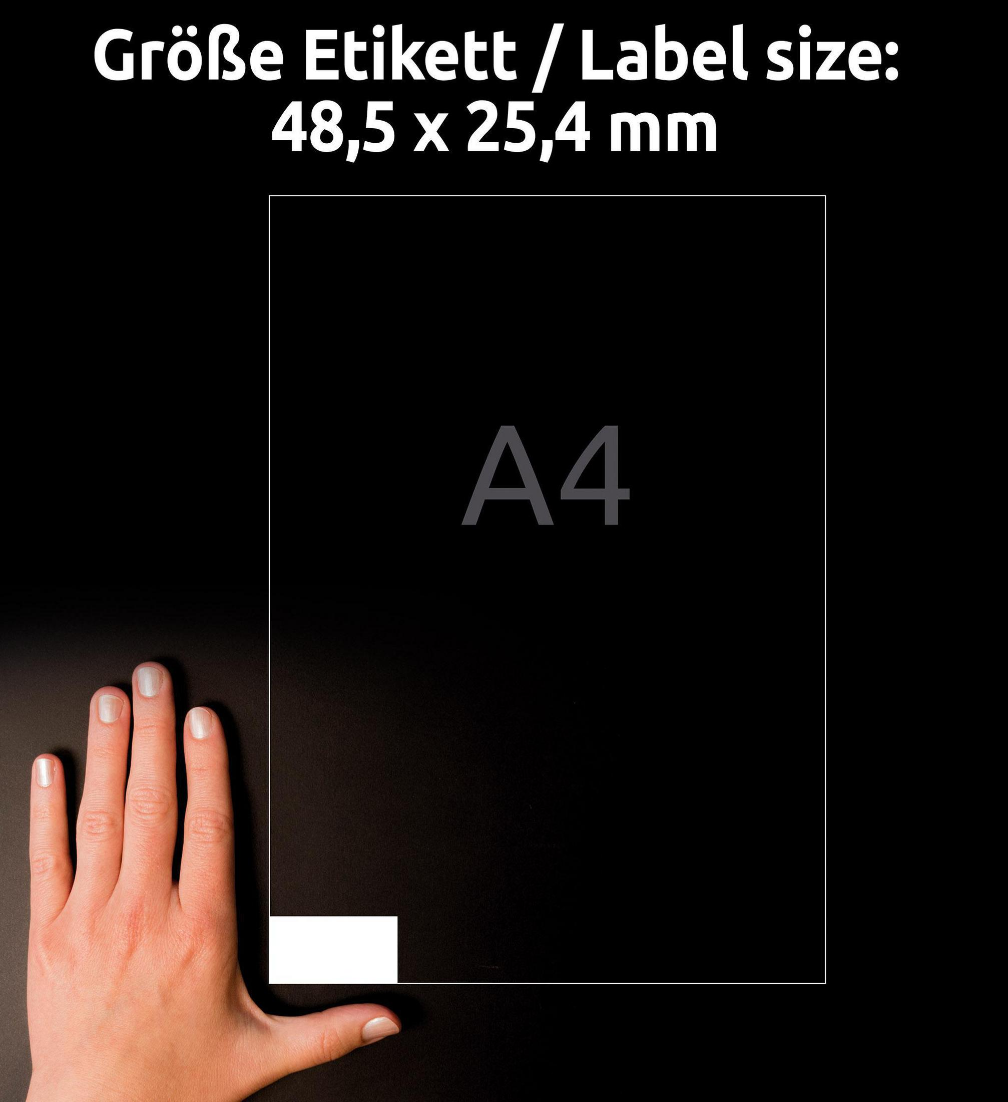 Hand neben einem weißen Etikett auf schwarzem Hintergrund, Etikettengrößentext.