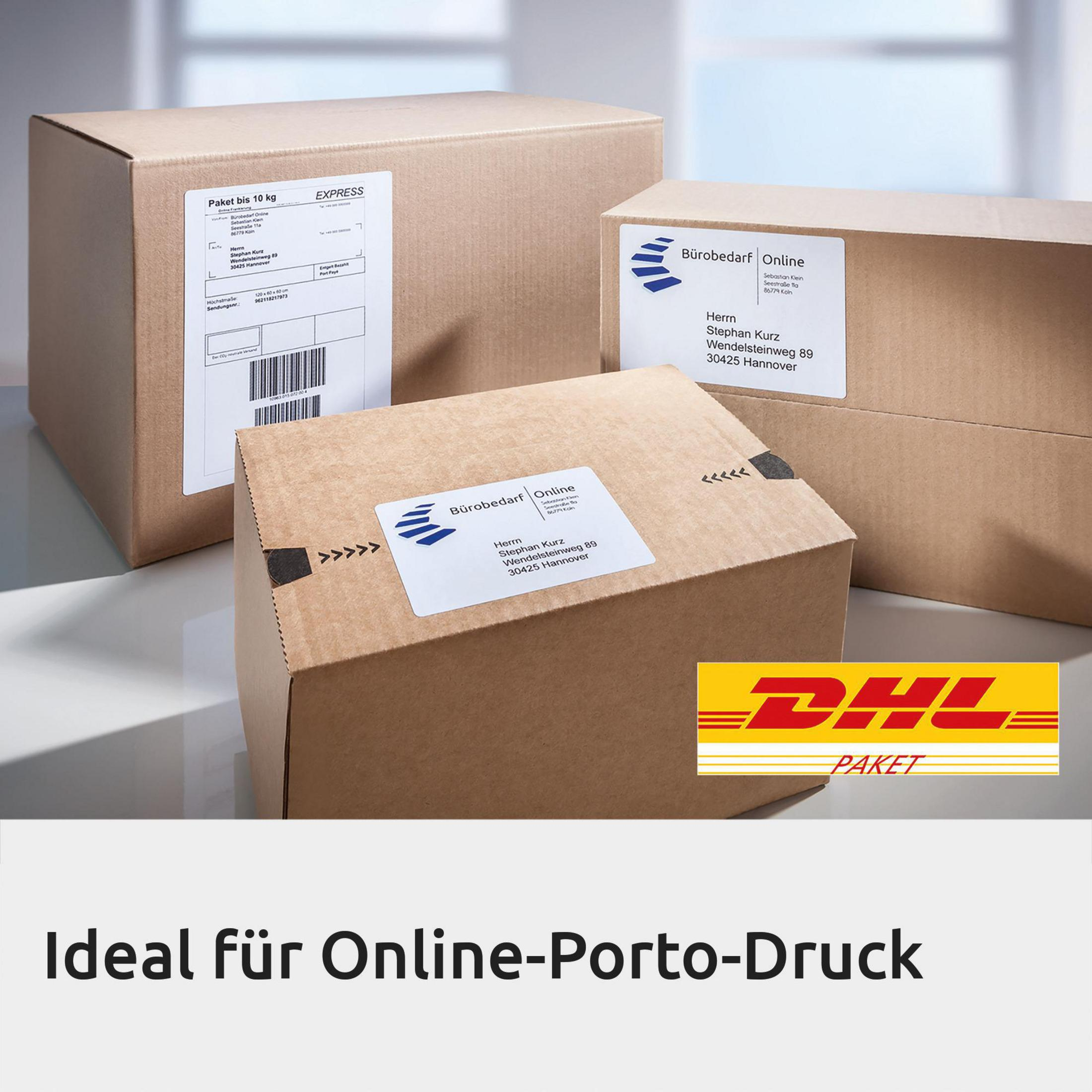 Kartons mit Etiketten, DHL-Logo und Text 'Ideal für Online-Porto-Druck'.