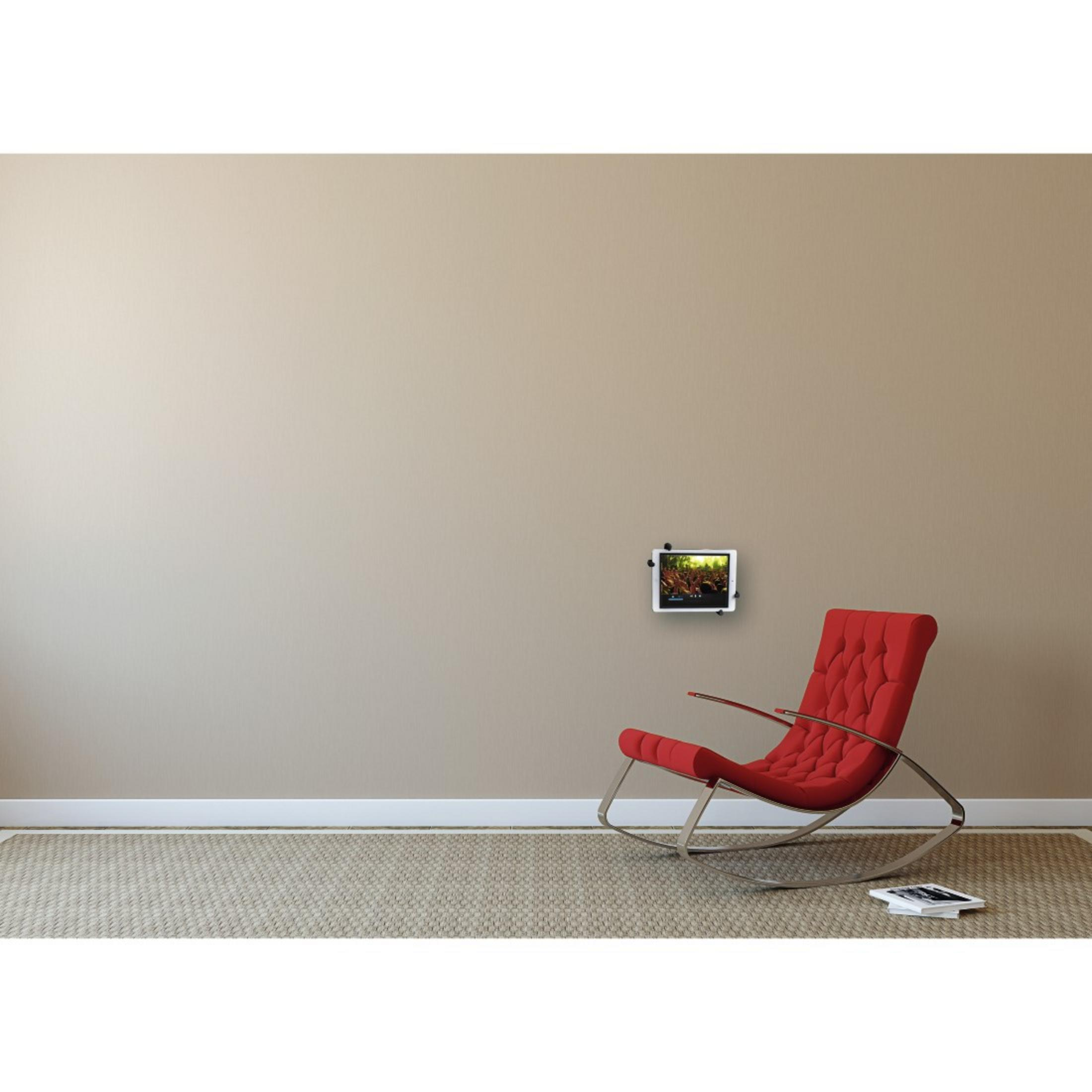 Roter Stuhl, Tablet an der Wand, Buch in Raum mit beigen Wänden und Teppich.