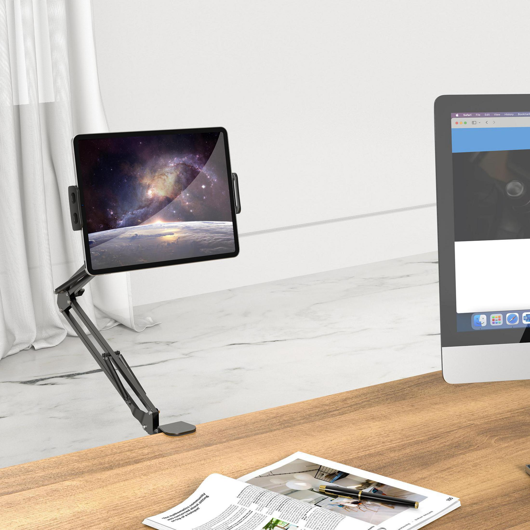 Tablet, gehalten von einem schwarzen Gelenkarm, auf einem Holzschreibtisch. Monitor im Hintergrund.