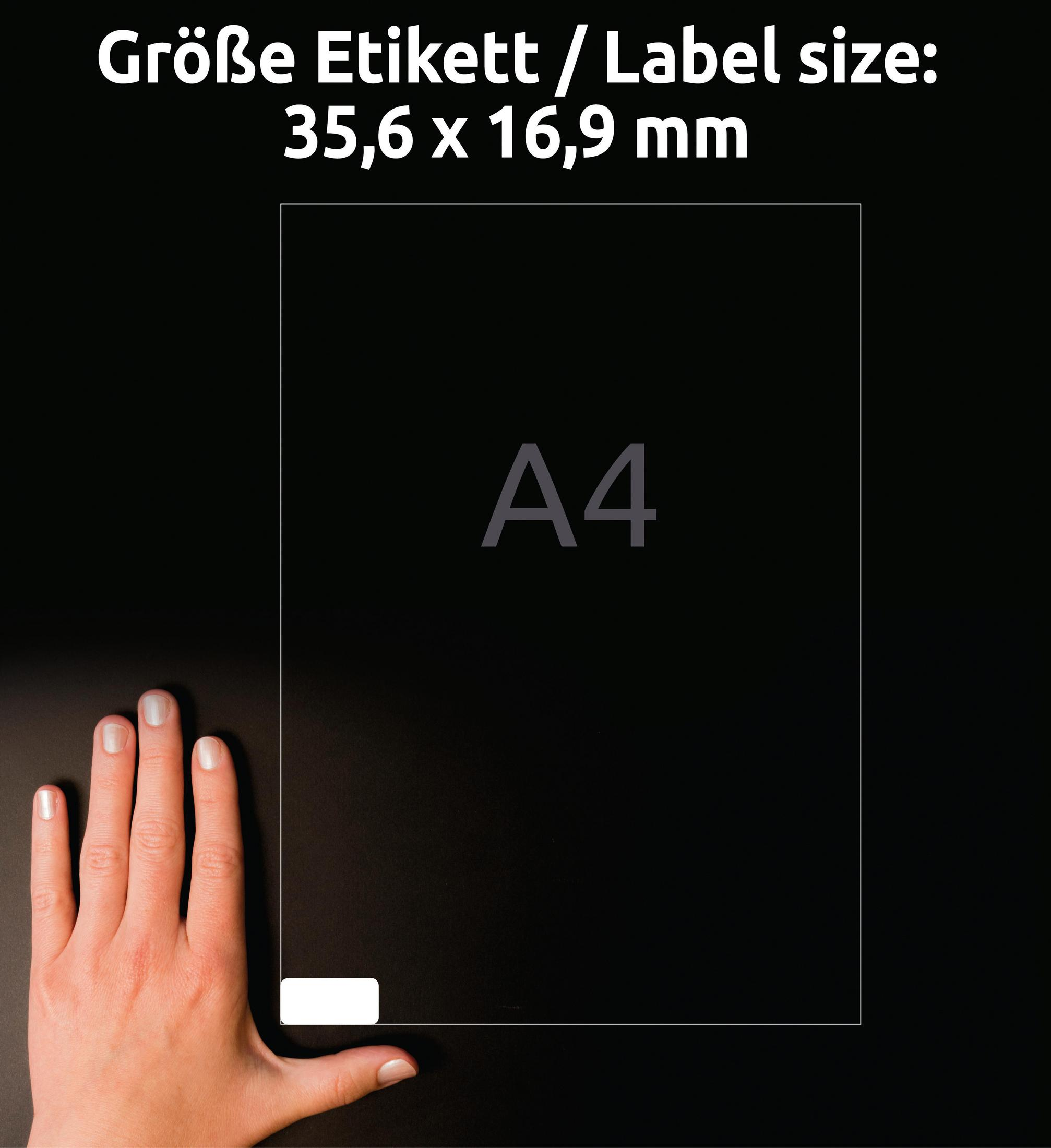 Ein schwarzes Papier mit A4-Text, neben einer Hand.